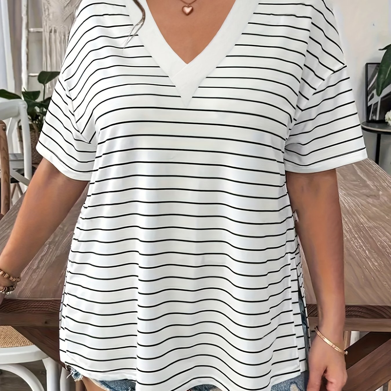 Camiseta de mujer de talla grande con cuello en V a rayas, que absorbe la humedad, suave y casual para deportes