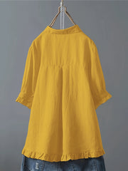 Plus o'lcham ayollar uchun yengil ko'k rangli kundalik ko'ylak, rufflesi bo'lgan qisqa ko'kraklar va cho'ntaklar