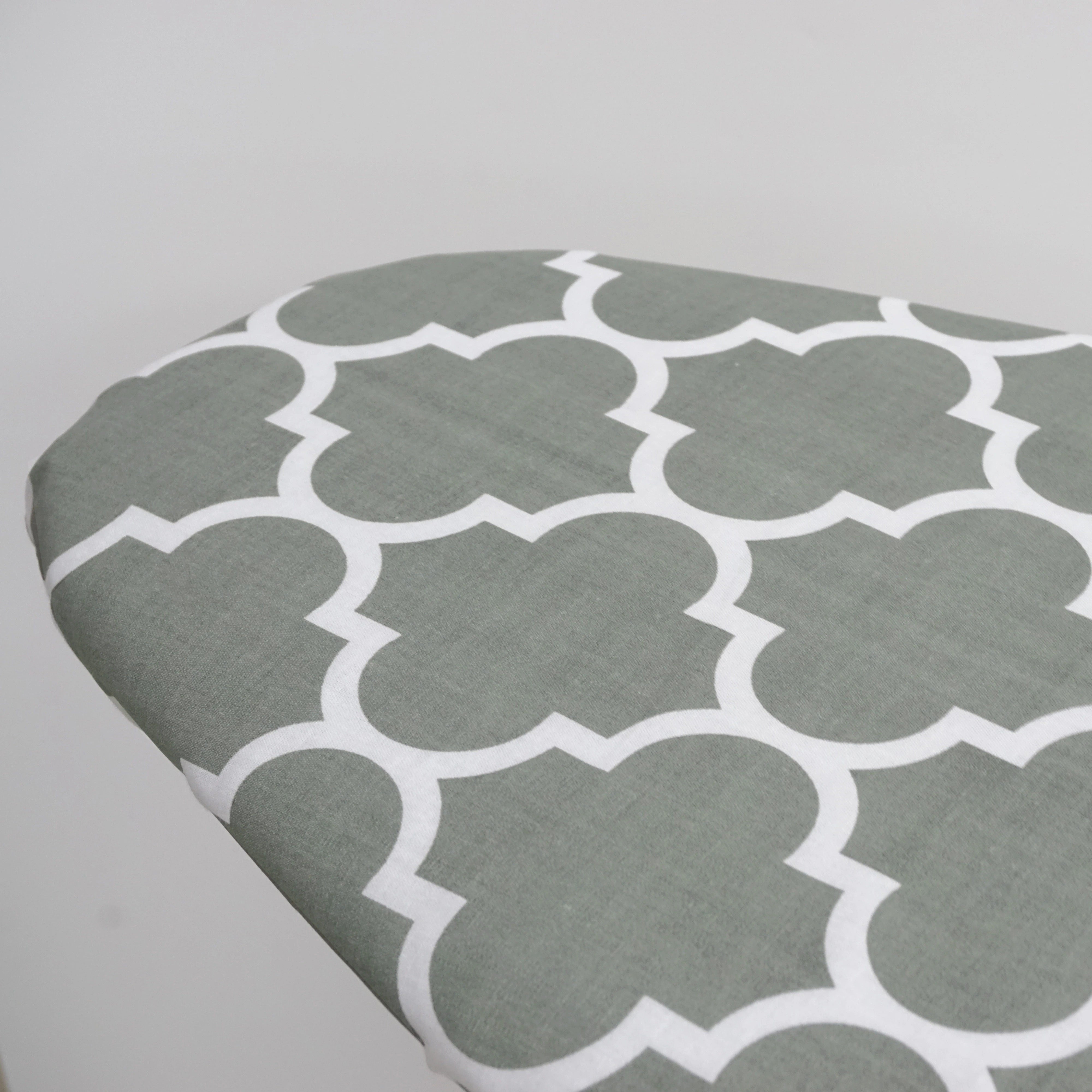 1 чехол для гладильной доски из 100% хлопка с серым волнистым узором. Этот чехол термостойкий, прочный и многоразовый, а также водонепроницаемый. Он предназначен для гладильной доски размером 15*54 дюйма для использования на домашней кухне. Этот модный и