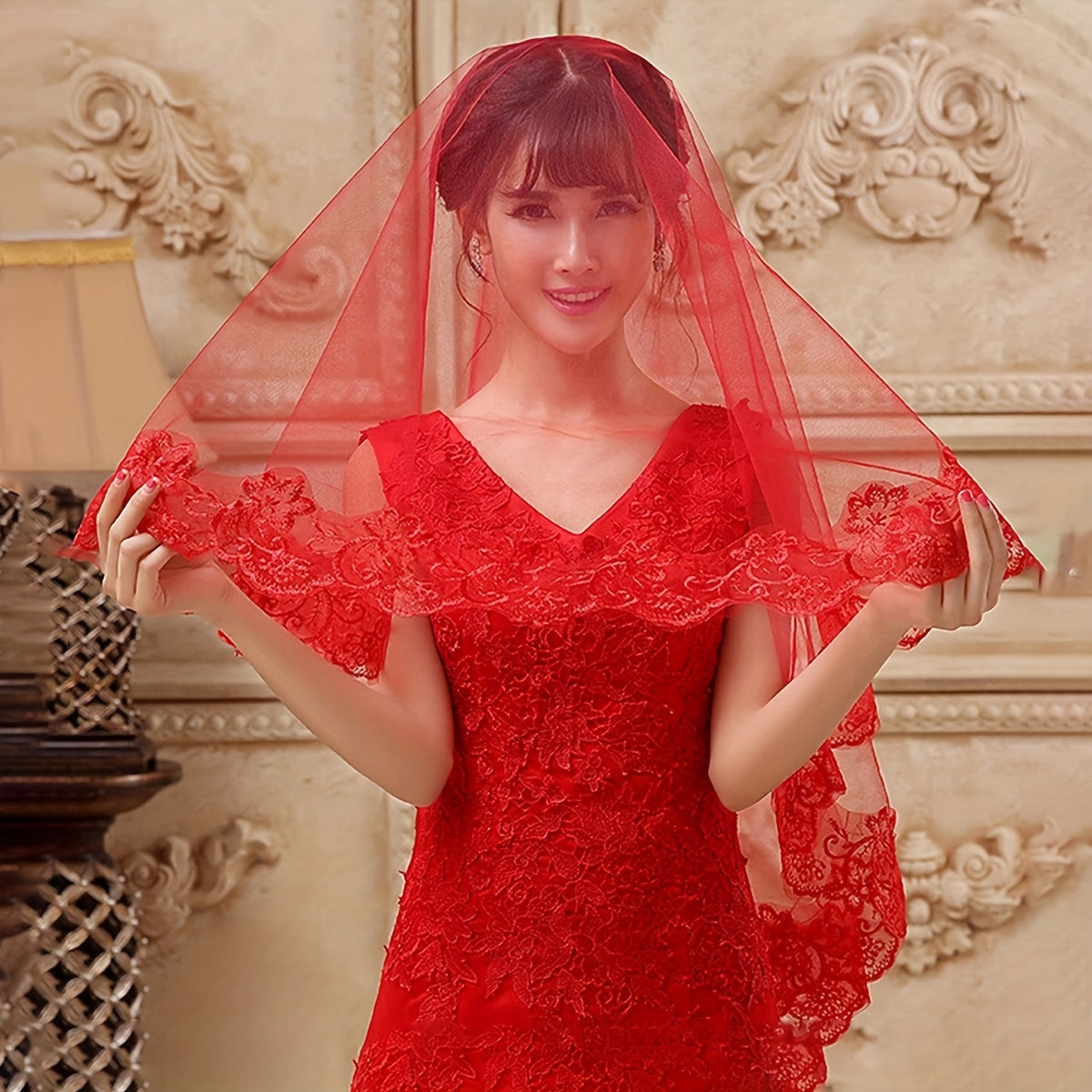 Velo de novia rojo con detalle de encaje y larga cola para bodas