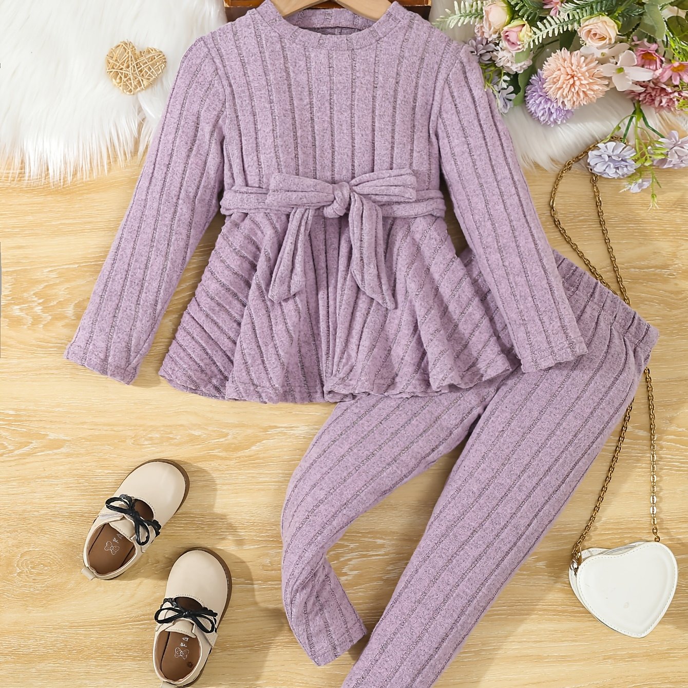 Qizlar uchun tashqi kiyim uchun to'qilgan kamonli bluzka va shimlardan iborat zamonaviy kiyim to'plami