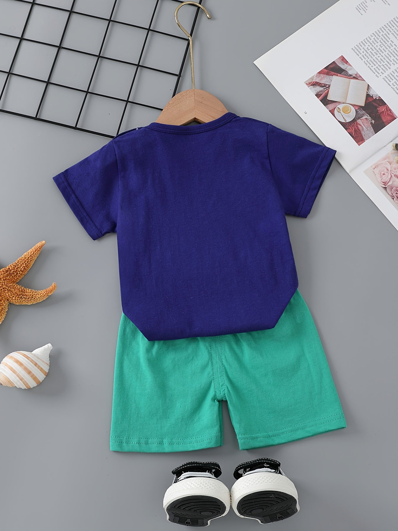 Yozda qulay kundalik va ochiq havoda kiyish uchun, o'g'il bolalar uchun 4 ta tasodifiy moslashtirilgan kiyim to'plami, yoqimli hayvonlar printi bilan bezatilgan futbolka va shortiklar.