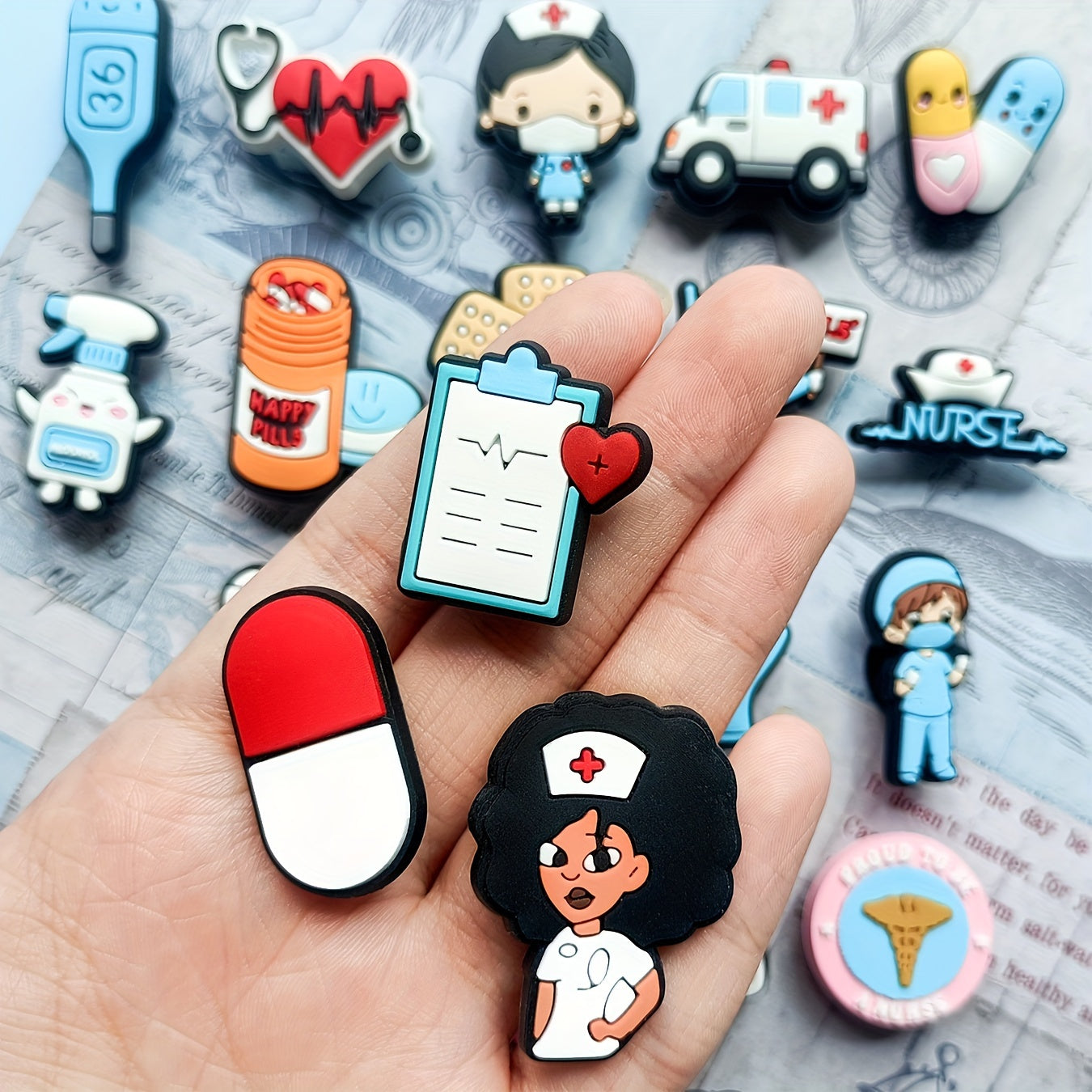 25-to'plam tibbiy poyabzal charm'lari PVC hamshira sog'liqni saqlash ikonlari poyabzal aksessuarlari