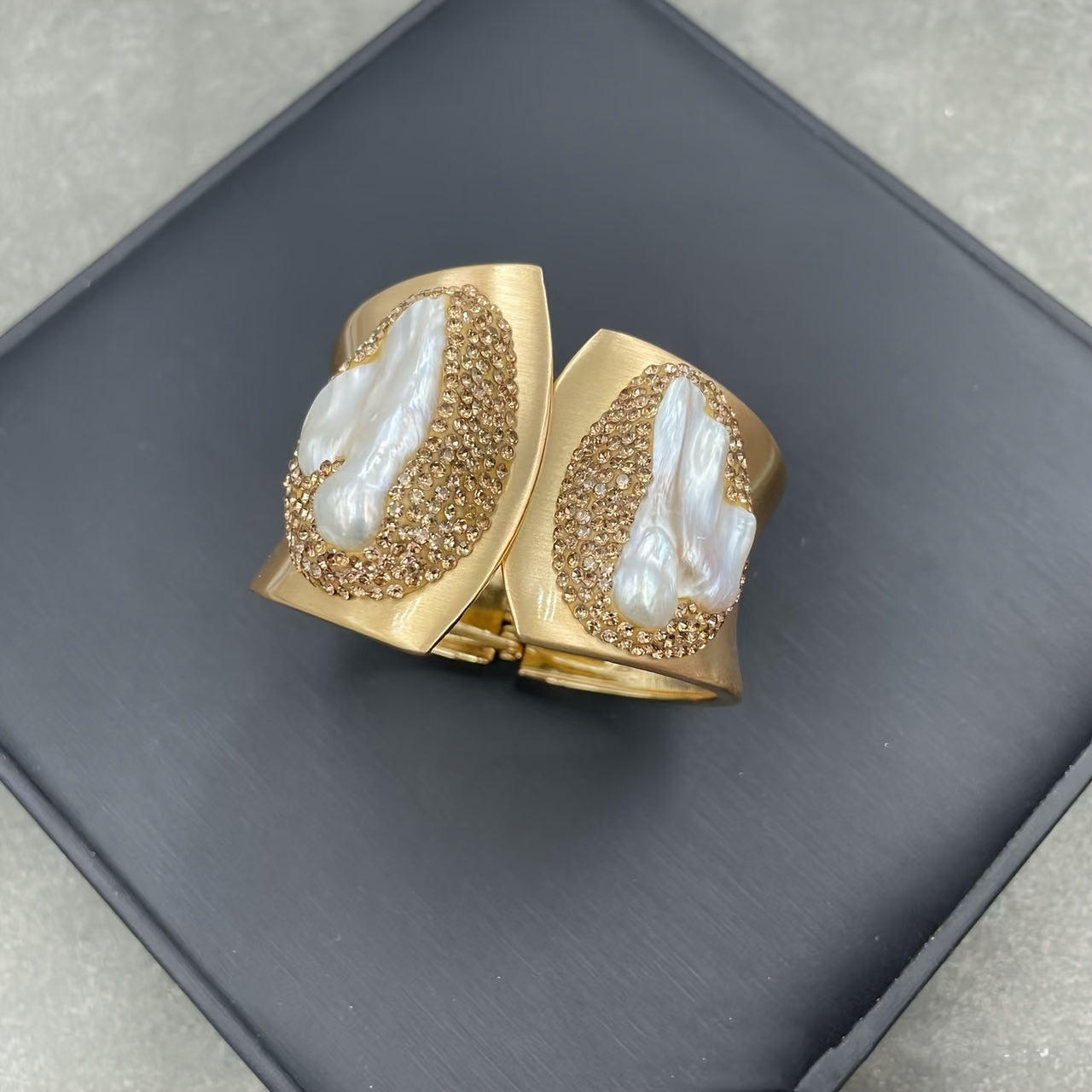 Tabiiy Tinch Oqimli Barokko Tuxumlar va Mis Qotishmasi Asosli Elegant Tuxum Bileziği