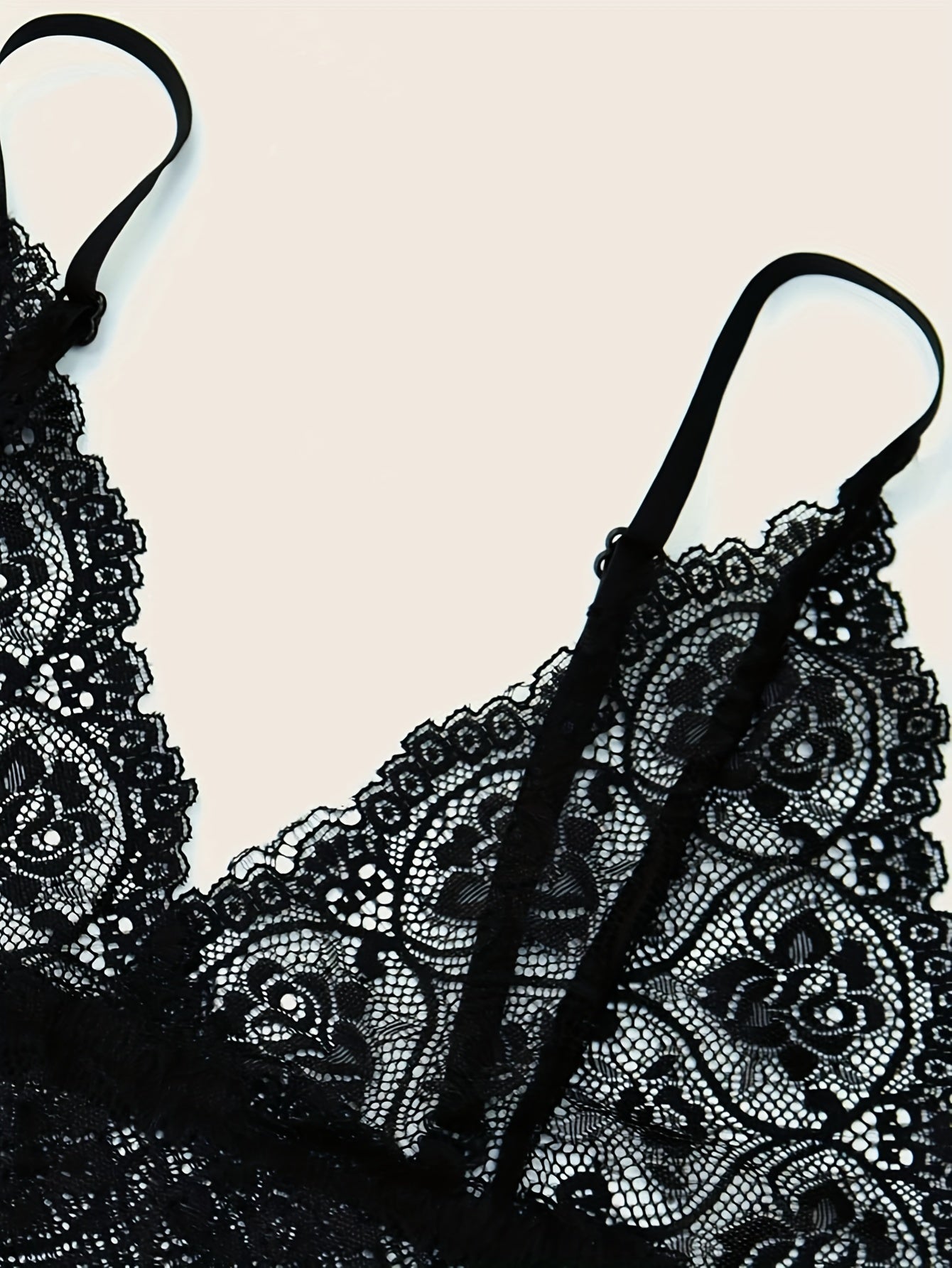 Ayollar uchun saten dantelli lounge to'plami, robe, kamishka va pastki qismlar bilan, jozibali va qulay dizayni bilan.