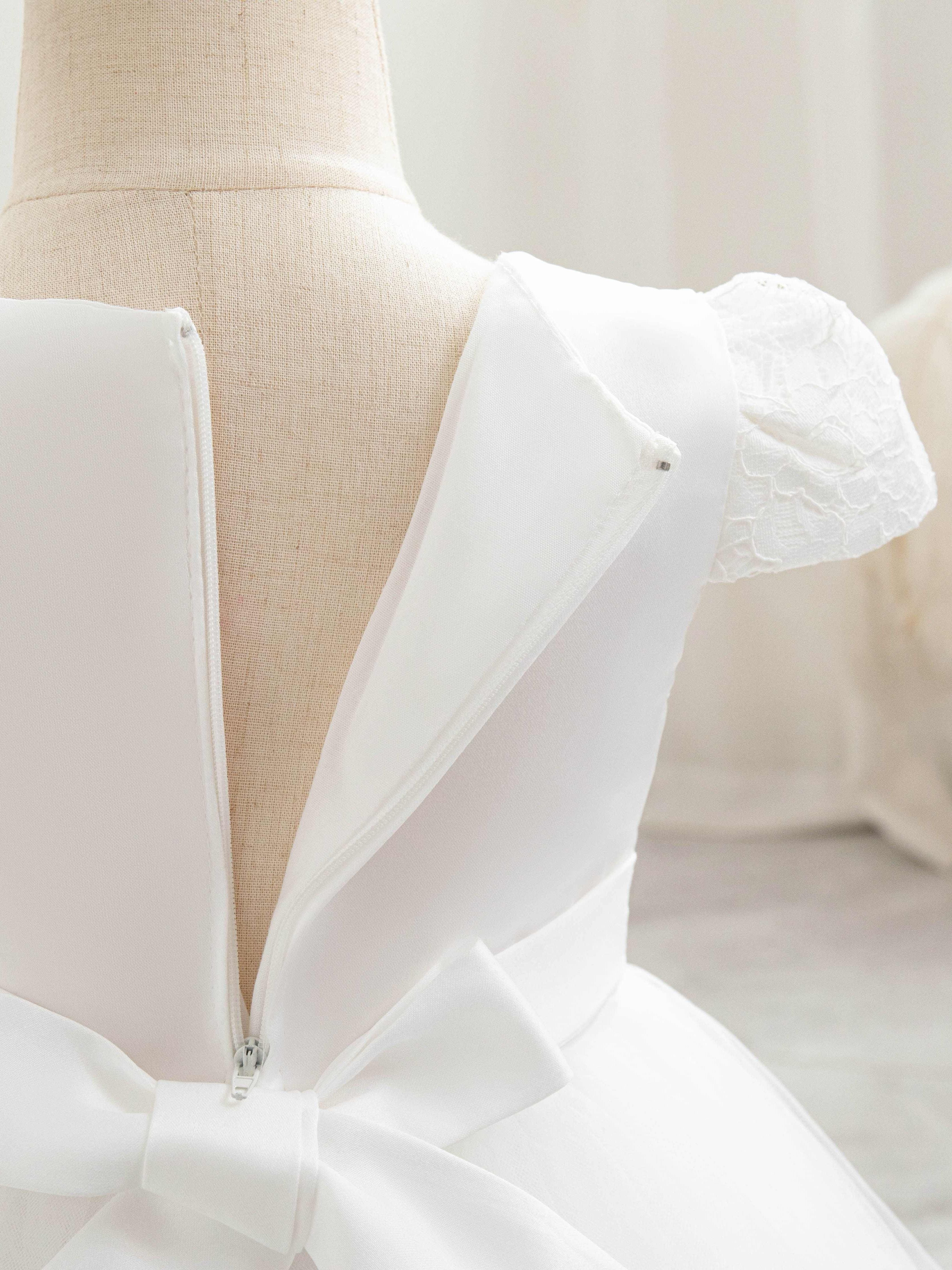 Bola uchun rasmiy tadbirlar uchun dantel yengli gullar bilan bezatilgan tül prinsessa ko'ylagi.