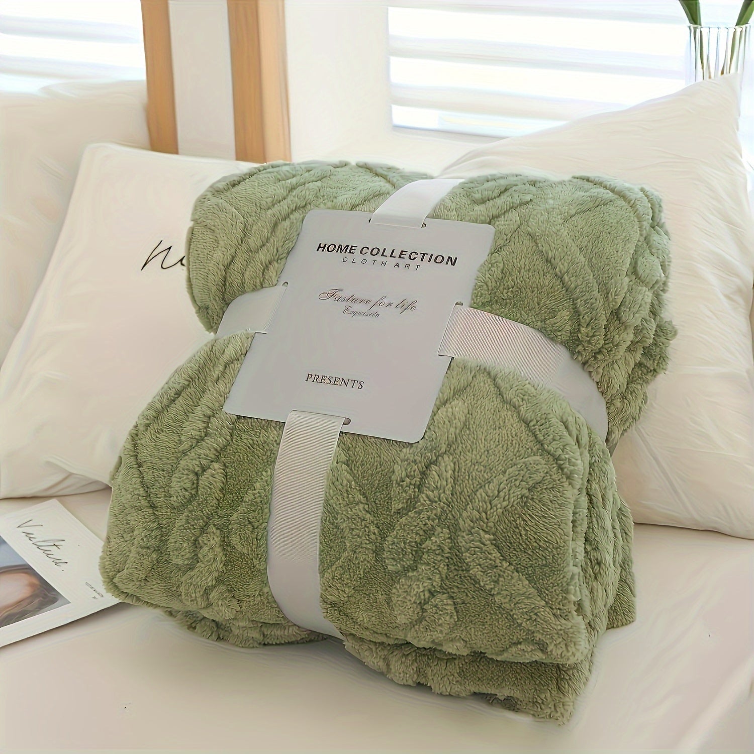 Yagona karavot uchun bir rangli jakard to'rli teri velvetsidan tayyorlangan ko'rpa. Ushbu ko'rpa qo'shimcha issiqlik va qulaylik uchun qalinlashtirilgan, bu esa uni havo konditsioneri uchun tashqi ko'rpa sifatida ishlatish uchun mukammal qiladi.