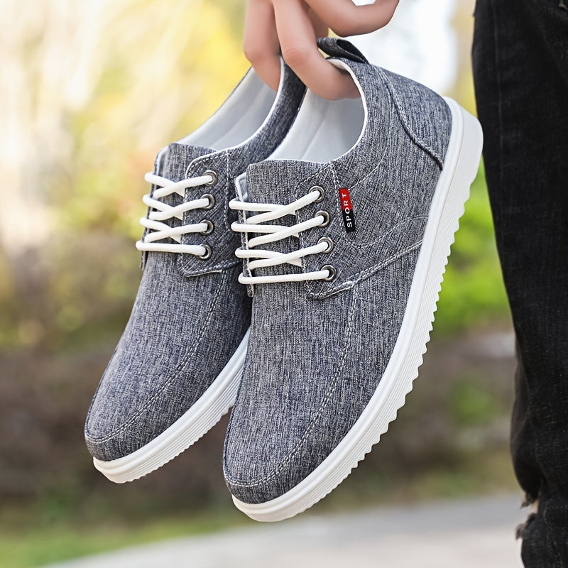 Vintage kanvas yuqori to'pi krossovkalar, ochiq havoda faoliyatlar uchun ideal.