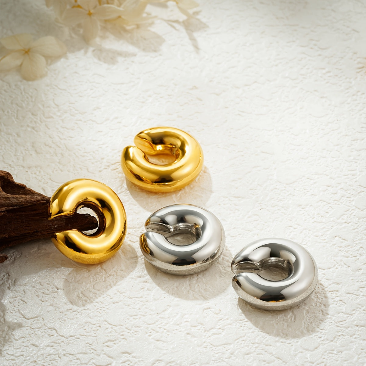 Zarif va zamonaviy zanglamas po'latdan yasalgan halqa sirg'alar to'plami, bo'sh C-shakl dizayni bilan. Kundalik kiyish, ta'til va Ramazon bayrami mavsumi uchun mukammal. Har mavsumda mos va ko'p qirrali.