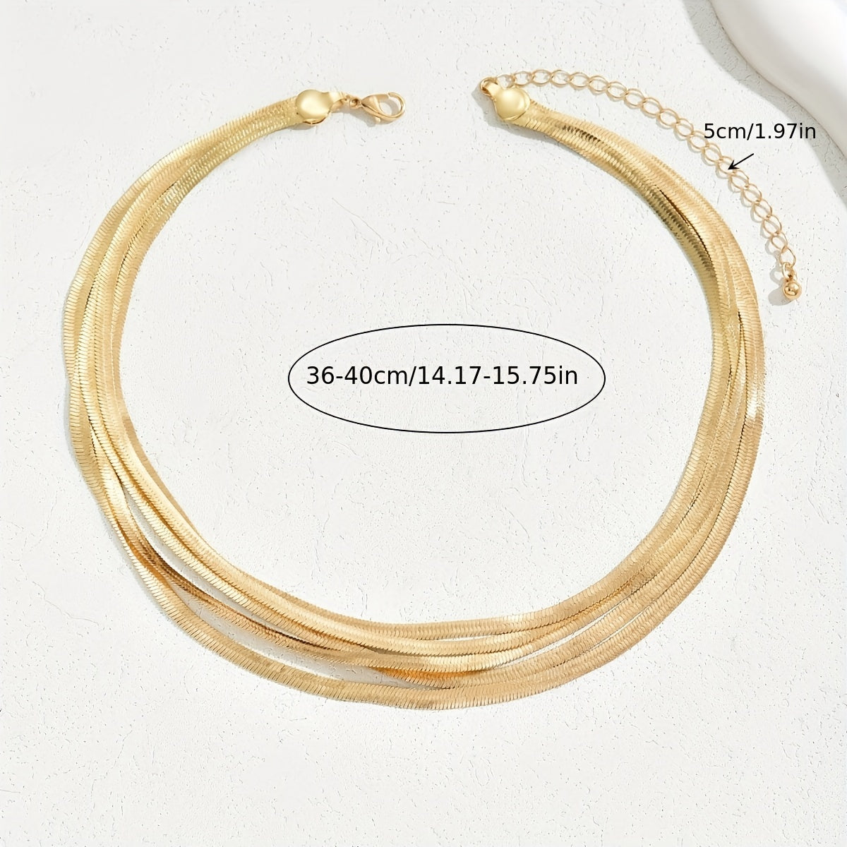 Zamonaviy va nafis, bu ko'p qatlamli tekis ilon zanjirli marjon ayollar uchun mukammaldir. U temir materialidan tayyorlangan bo'lib, hashamatli qoplama bilan, har kuni va barcha fasllarda kiyish mumkin bo'lgan ko'p funksiyali bo'yinbog'idir.