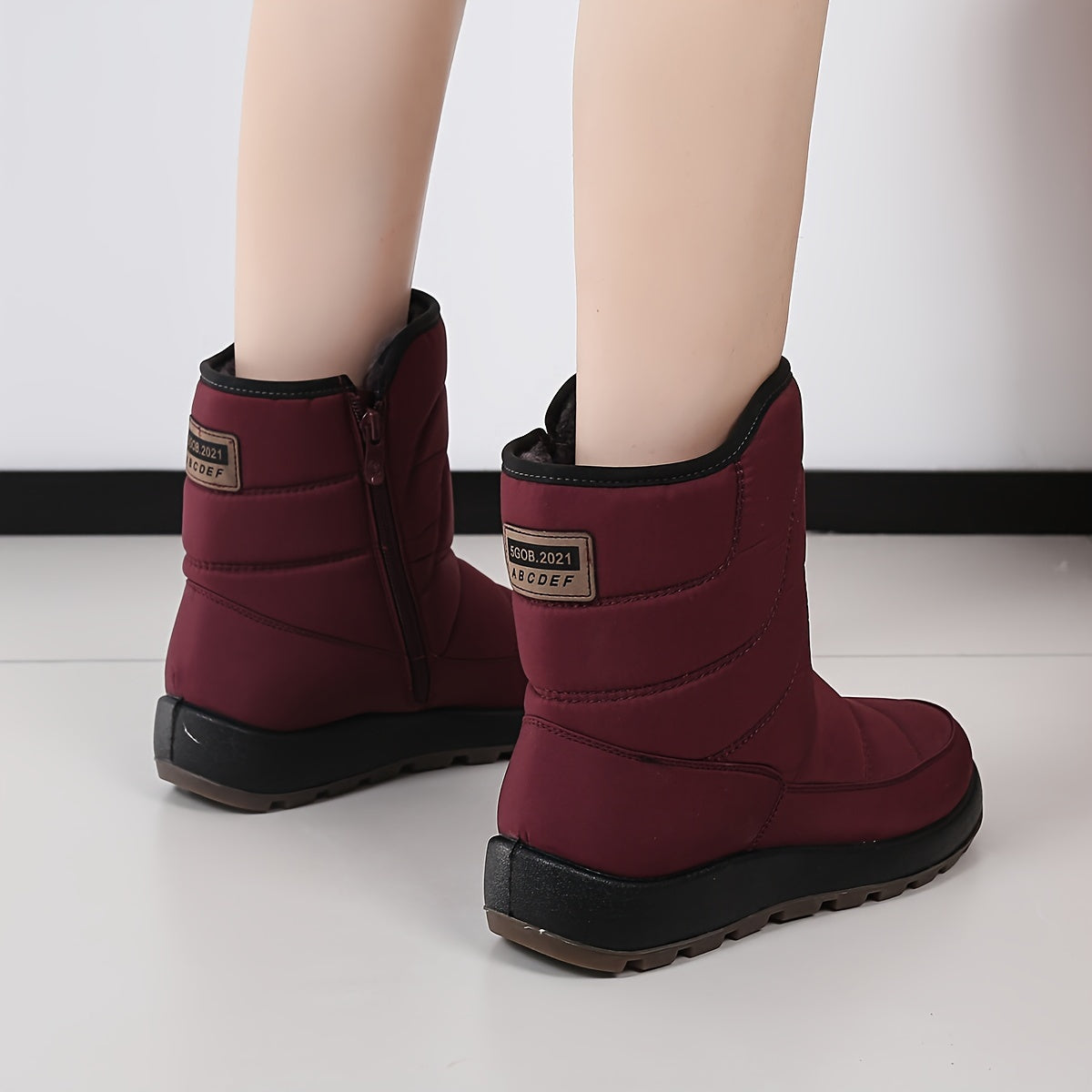 Ayollar uchun qishki poyabzal, poliuretan, sirpishga qarshi rezina tagliklar, yon zippersi, keng o'lcham