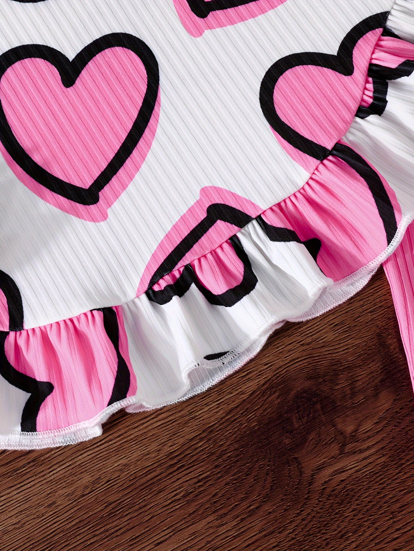 Yoz va kuz uchun yoqimli tasodifiy dizaynga ega ikki qismli to'plam, yurak naqshiga ega doira bo'yinli uzun qo'lqopli bluzka va tashqi kiyim uchun bir rangli ribbed shimlar.