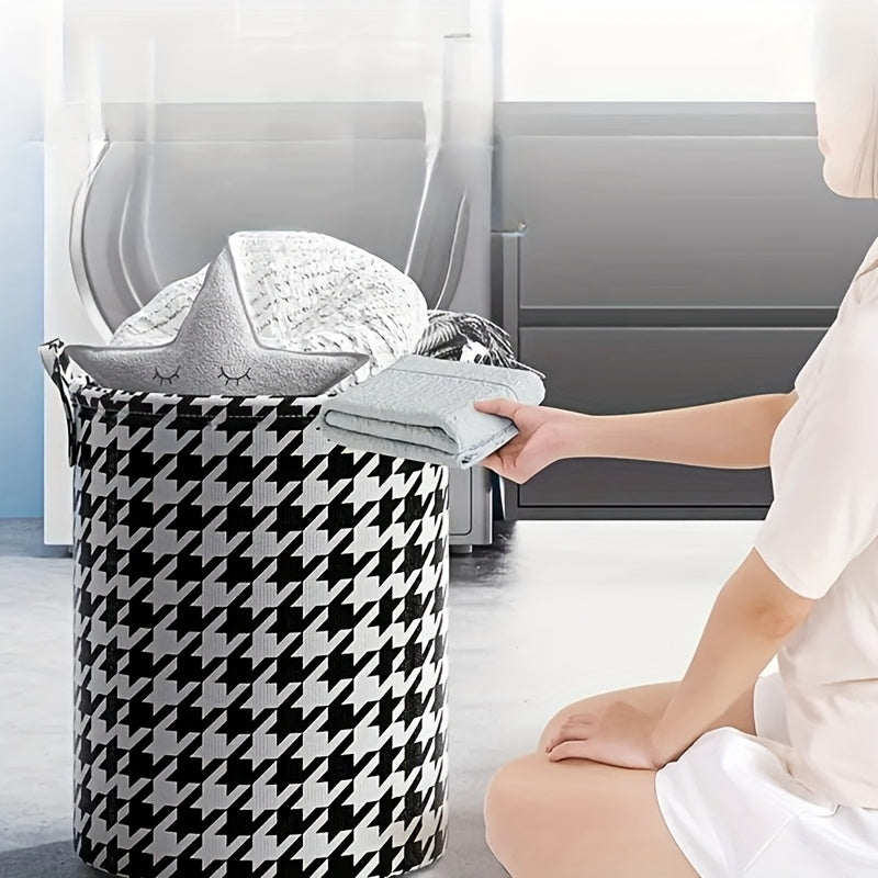 Qo'llari bilan tekislangan kir yuvish savati, kiyimlar, o'yinchoqlar, atıştırmalıklar uchun yig'iladigan, buklanuvchi