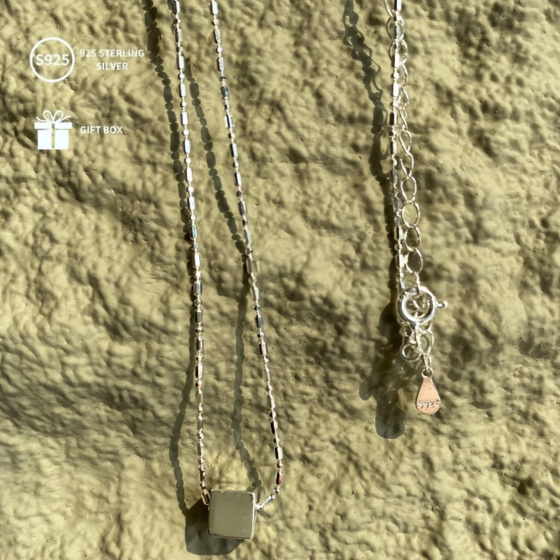 Это потрясающее ожерелье из 925 пробы стерлингового серебра с небольшим трёхмерным квадратным кулоном, весом примерно 2,57 г. Оно станет продуманным подарком к Дню матери, Дню благодарения, Хэллоуину, Рождеству и Новому году. Идеально подходит для пива