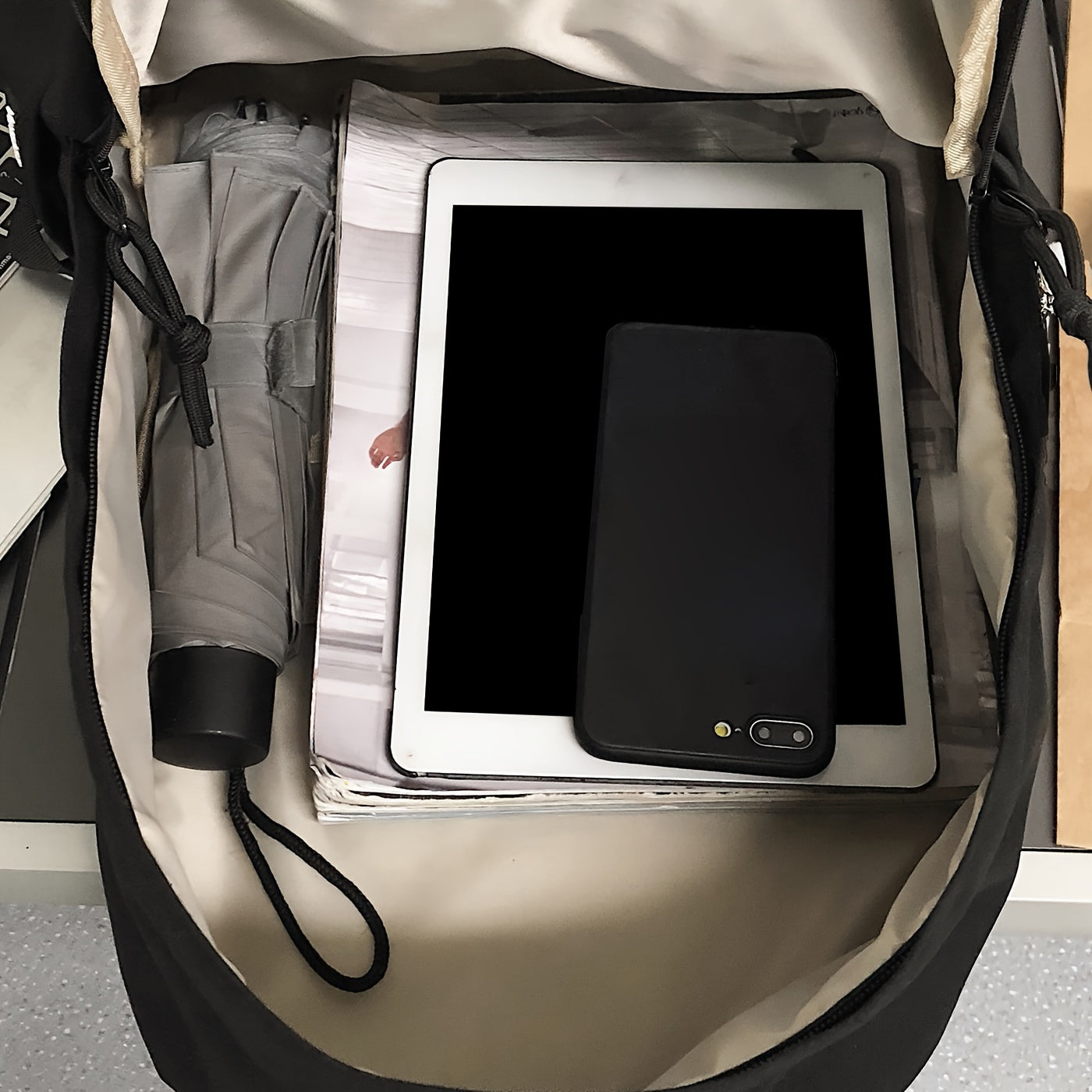 Maktab yoki ochiq havoda faoliyatlar uchun mos, yengil va tasodifiy oddiy preppy uslubidagi rucksack.