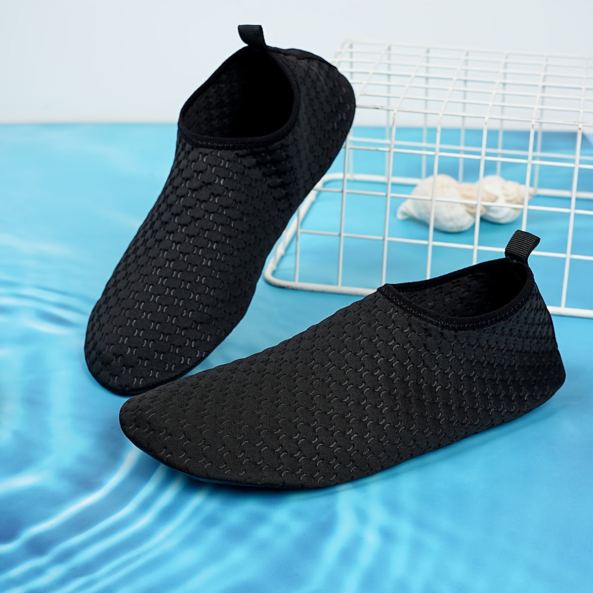 Ayollar uchun mustahkam slip-on suv poyabzallari, suzish, serfing, qayiqda sayr qilish, baliq ovlash va plyaj faoliyatlari uchun mukammal.