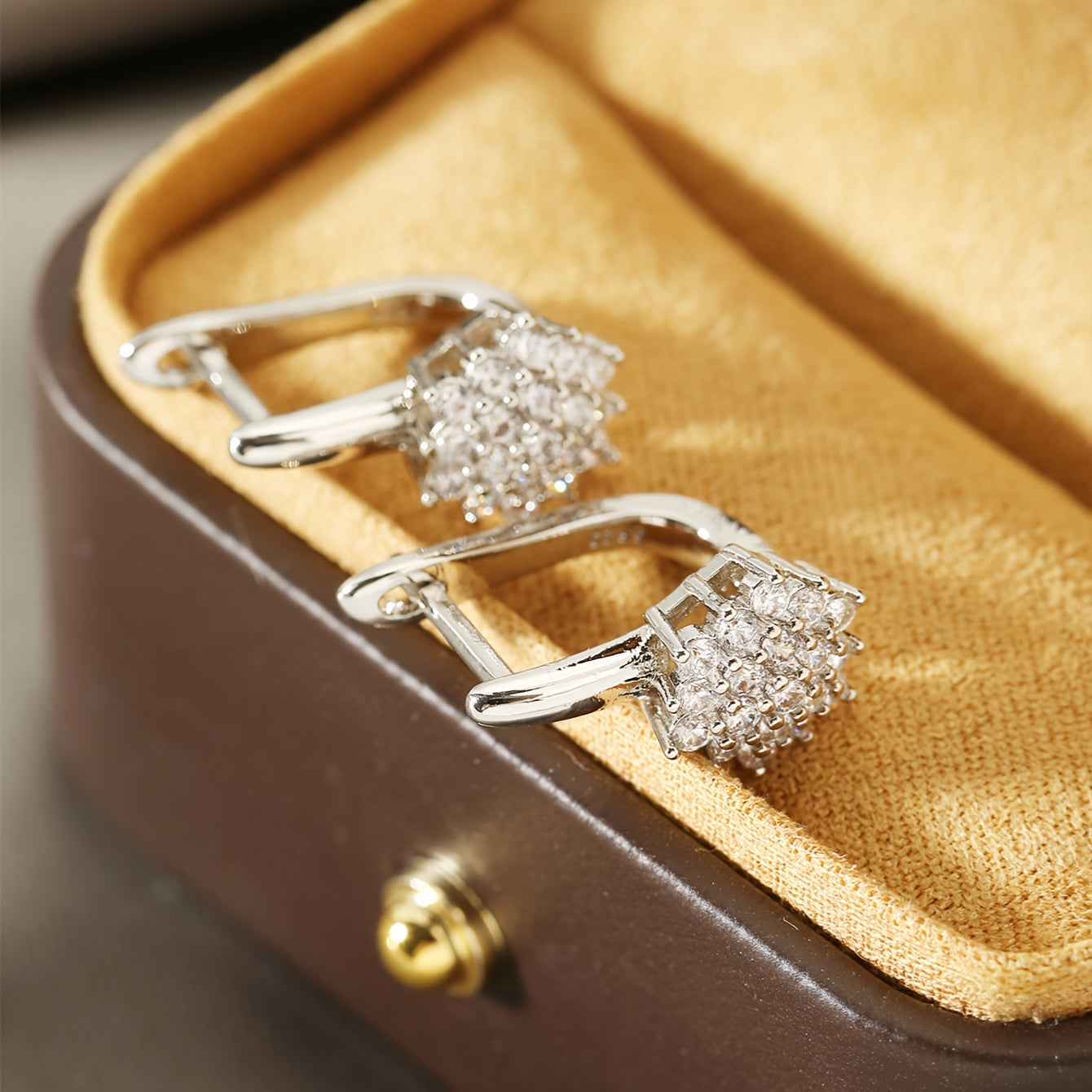 Pendientes de aro de cobre con zirconia cúbica sintética para hombres y mujeres, diseño floral para todas las estaciones