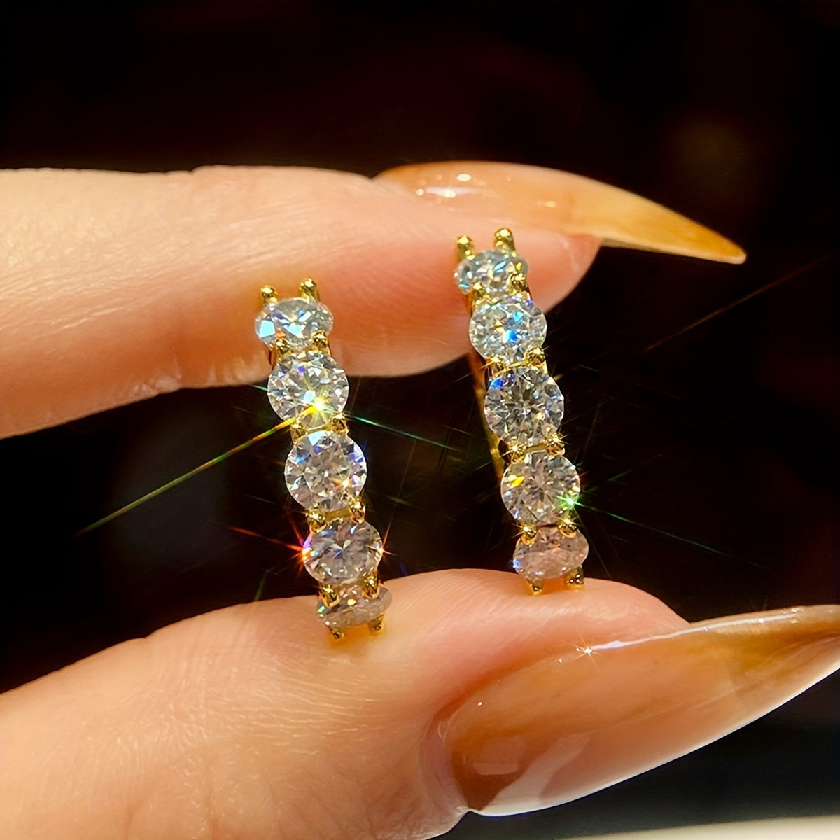 Bu 925 Sterling Silver dan yasalgan 0.3CT Moissanite Hoop Earrings bilan bayonot bering. Taxminan 4.1 gramm og'irlikka ega bo'lgan bu ziraklar har qanday e'tiborni tortadi. 14-fevral, tug'ilgan kunlar yoki uchun mukammal.