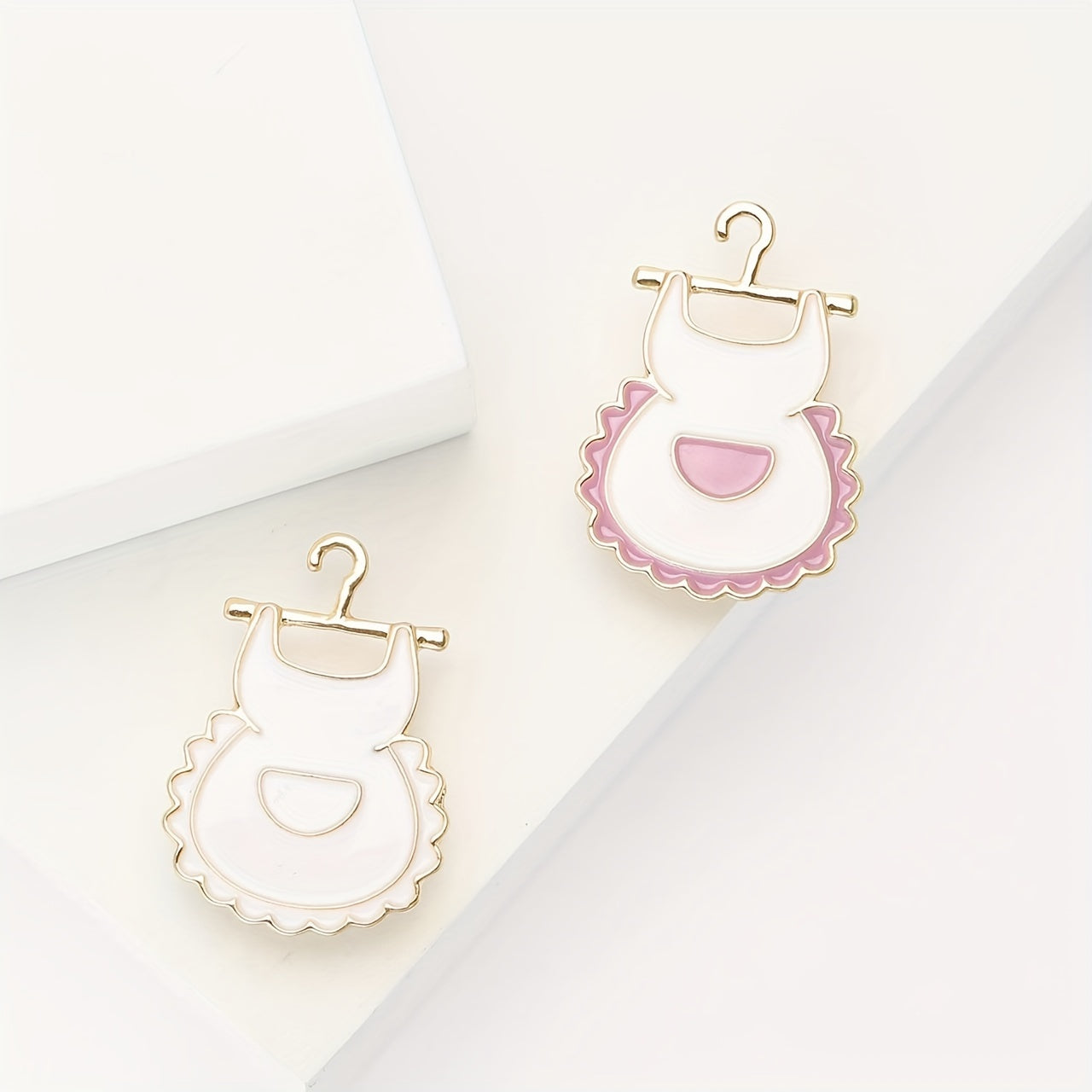 Элегантные броши-аппликации в форме фартука с эмалью, сплав стильных аксессуаров для лацканов для мужчин и женщин