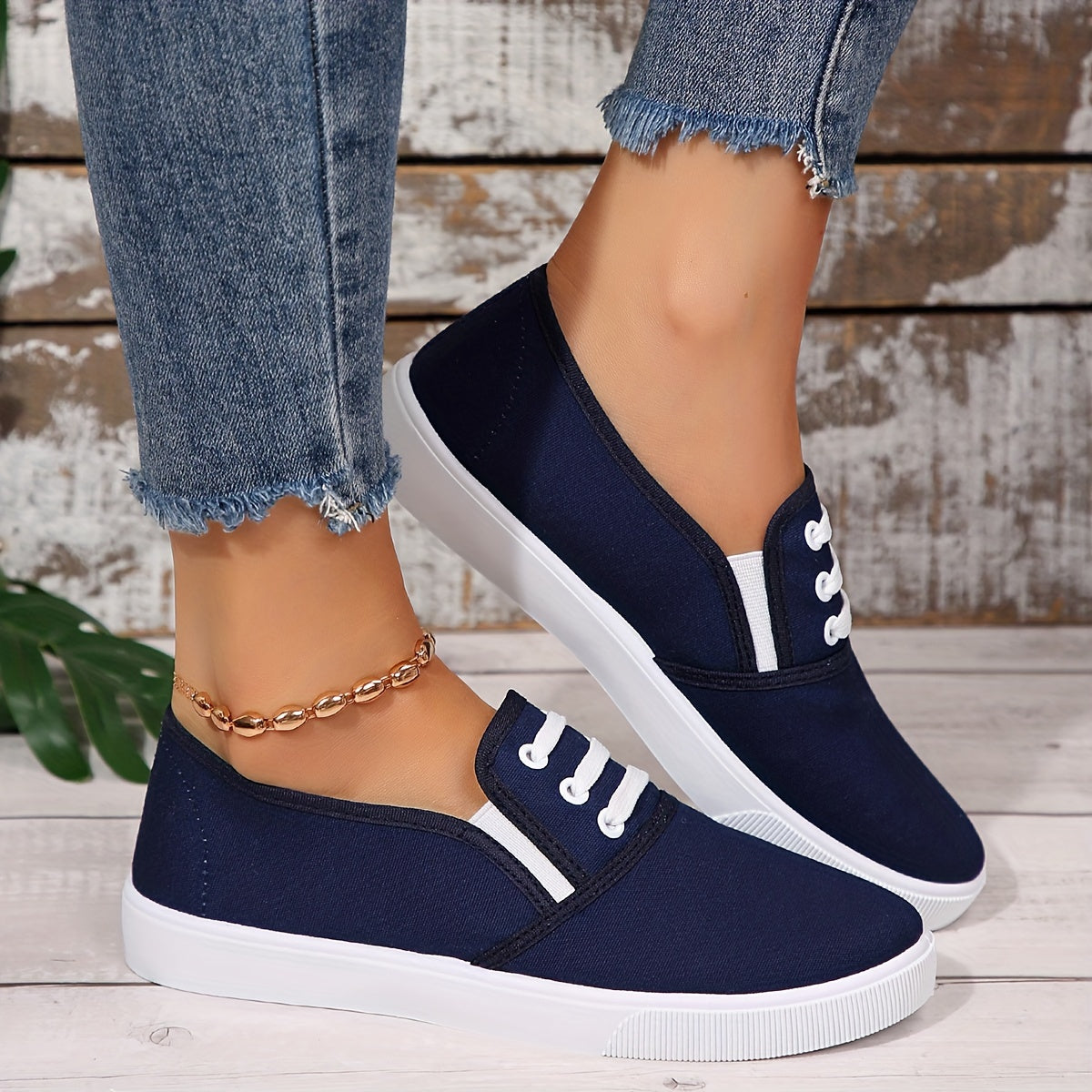 Ayollar uchun yengil oq slip-on kanvas krossovkalar, yumshoq taglik va minimalist dizayn bilan.