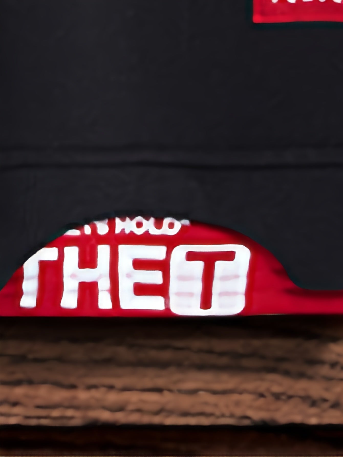 Erkaklar uchun soxta ikki qismli sviter, chiziqli naqsh, appliqué detali va yumshoq bo'yin. 100% polyester to'qima matodan tayyorlangan, biroz cho'ziluvchan va odatdagi kesim. Bahor va kuz uchun ideal.