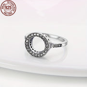 Изысканное кольцо из стерлингового серебра 925 пробы, украшенное синтетическими драгоценными камнями - Вечная высококачественная женская ювелирная бижутерия, идеально подходящая для вечеринок и особых событий, подходит для всех случаев.