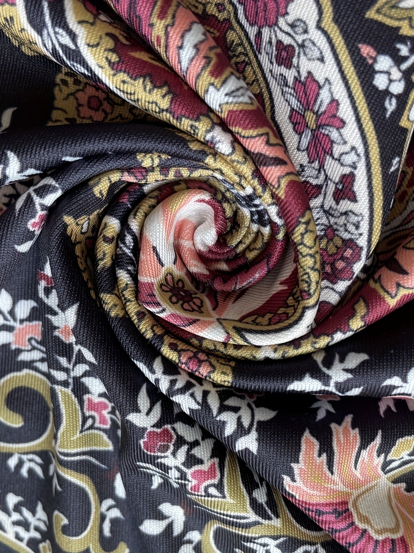 Katta o'lchamdagi ayollar uchun grafik printli ikki qismli to'plam, krujka yoqasi t-shirt va shimlar to'plami.