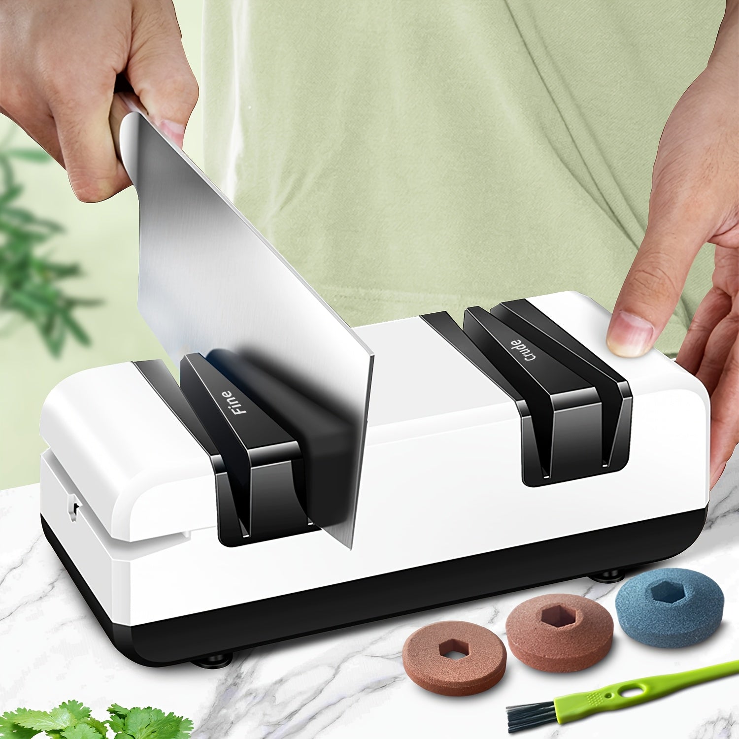 ABS materialidan tayyorlangan Elektr kuchli pichoq silliqlash mashinasi, 220-240V quvvat ta'minoti, uchta korund abraziv g'ildirak va tozalash cho'tkasi bilan. Oshpaz va oshxona pichoqlari, sport pichoqlari, qaychi uchun mos.