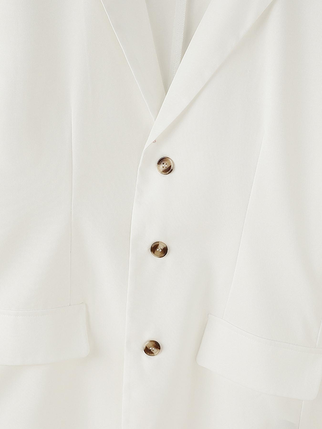 Erkaklar uchun tor kesimli engil blazer, bir rangli polyester matodan tayyorlangan. Uzoq yenglar, burma yaka, tugmachali old qismi mavjud, tasodifiy va ziyofat kiyimlari uchun mos. Mashinada yuvish mumkin.