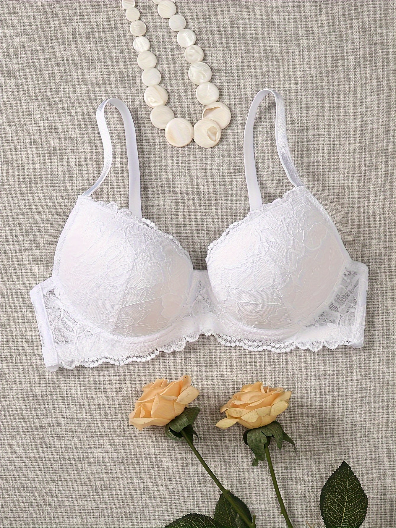 Женское белье: кружевной бюстгальтер с подкладкой, тонкая чашка, с косточками