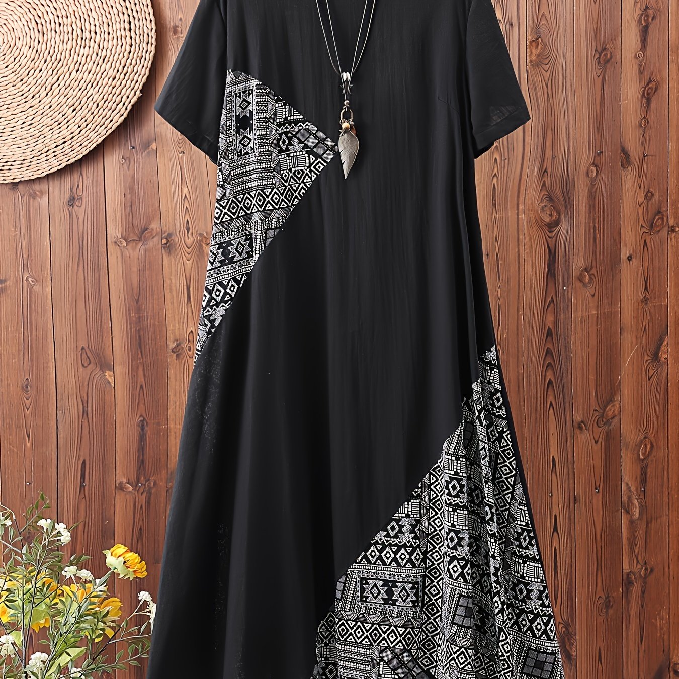 Платье из геометрического принта с заплатками из рами с короткими рукавами и круглым вырезом