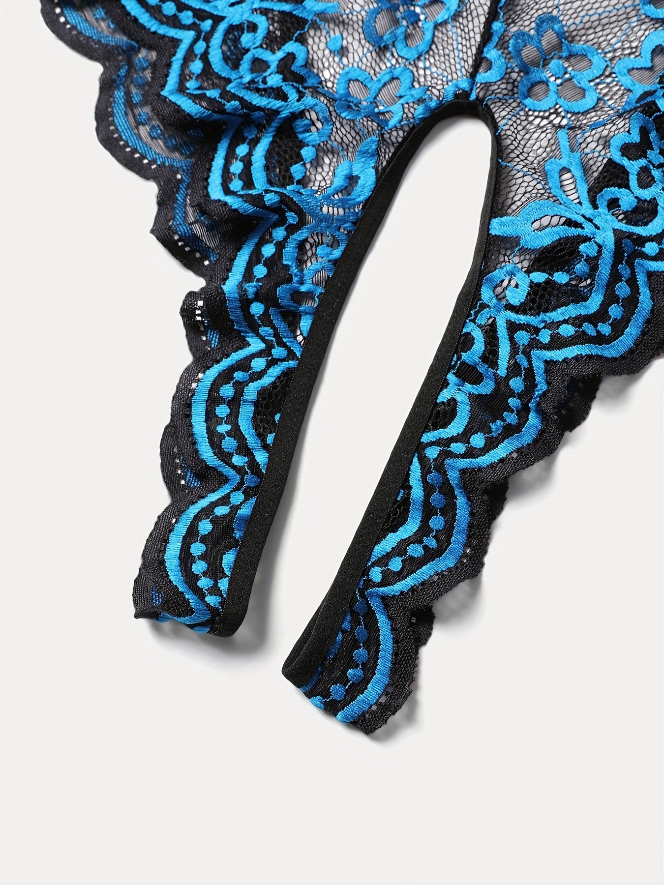 Jozibali kadife ichki kiyim, chuqur V-shakl va ochiq orqa dizayni bilan.