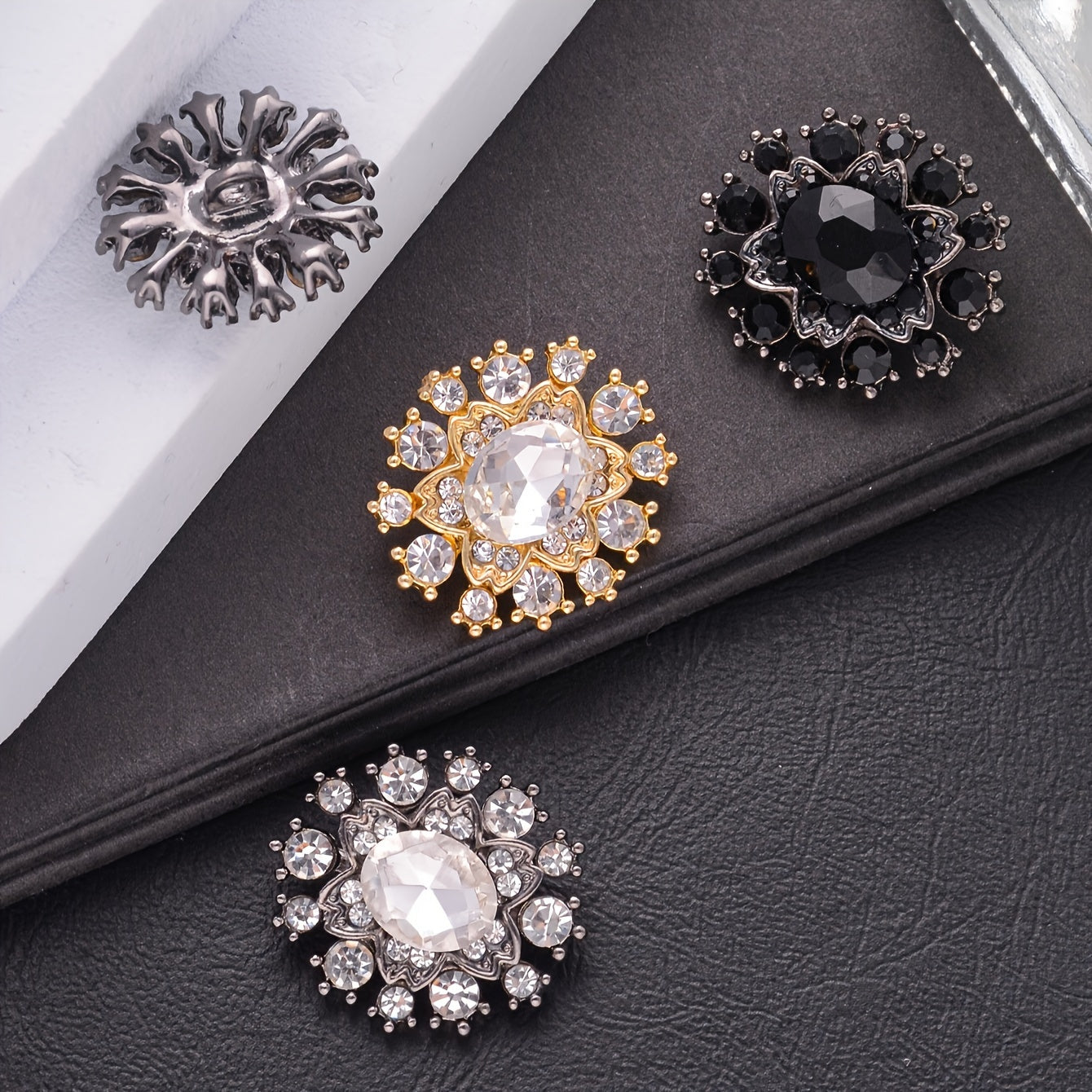 Kiyimlar, sviterlar, blazerlar uchun besh ta rhinestone zink alloy tugmasi to'plami