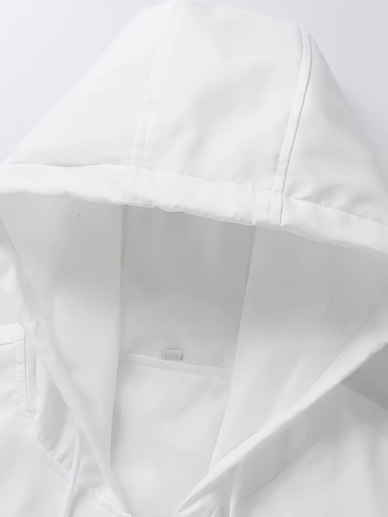 Erkaklar uchun poliester kapüşonli sport kostyumi, rangli blok dizayni bilan, ochiq havoda faoliyatlar va tasodifiy dam olish kunlari uchun ideal. Bahor/kovak uchun odatdagi moslikda cho'zilmaydigan mato to'plami.