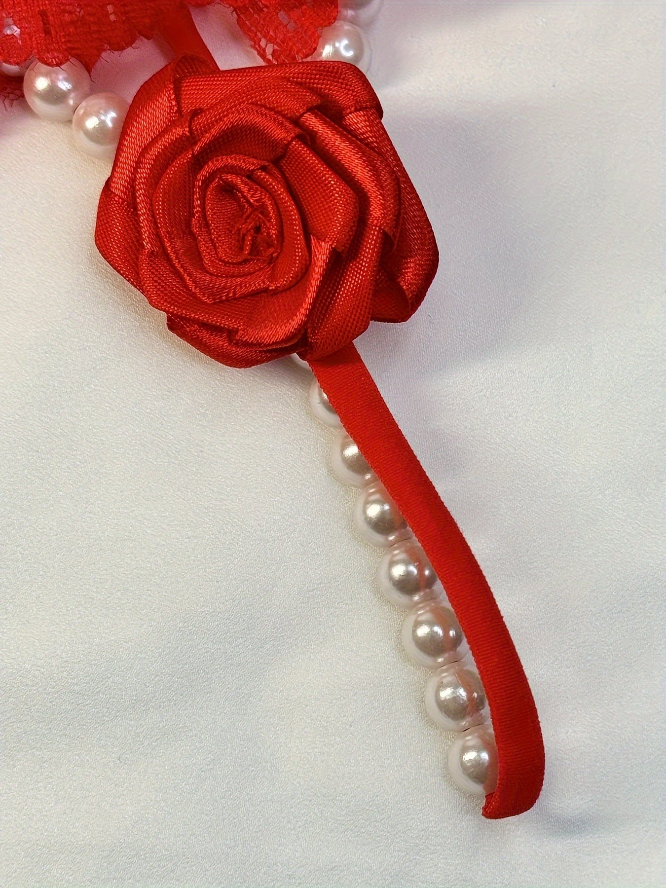 Yaltiroq marvaridli thong ichki kiyim, dantel tafsilotlari bilan, past bel, ayollar uchun romantik dizayn, sexy ichki kiyim.