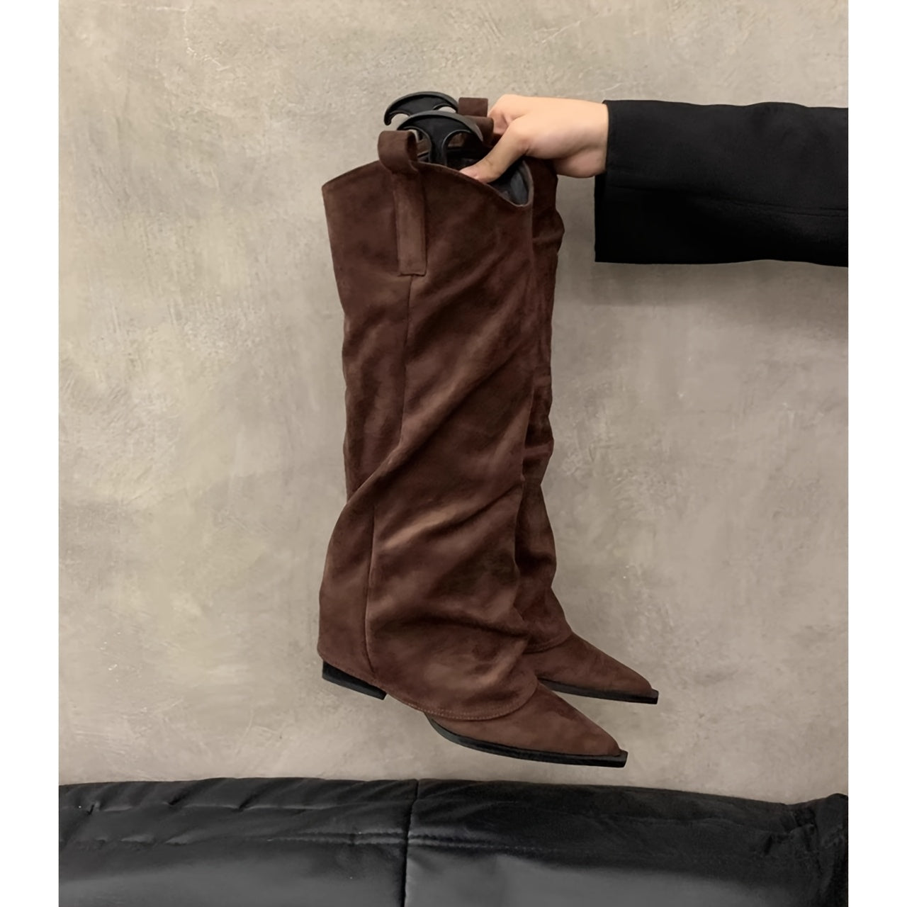 Женские коричневые кожаные высокие ботинки на шнуровке с заостренным носком и массивным каблуком