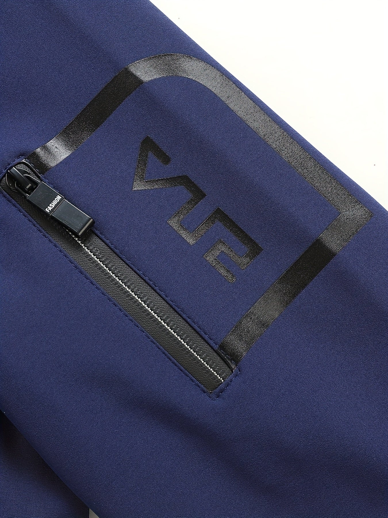 Erkaklar uchun zamonaviy kulrang va qora rangli blok-jaketi, beysbol yaka bilan. Yengil polyester, kuz uchun zip-up tashqi kiyim.