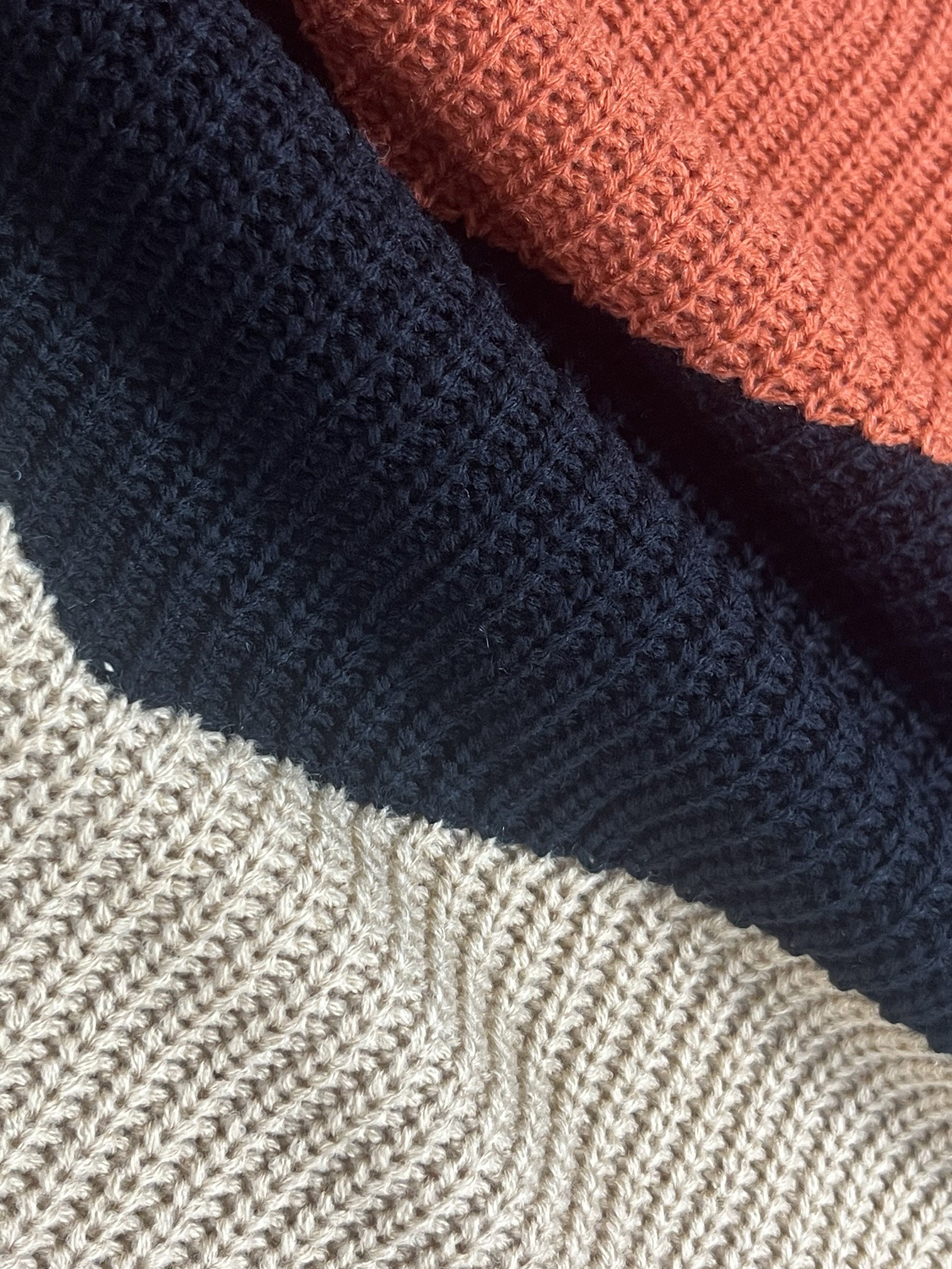 Plus o'lcham V-shaklli bo'yinli rang-blok chiziqli sviter barcha mavsumlar uchun trikotaj aprel-oq