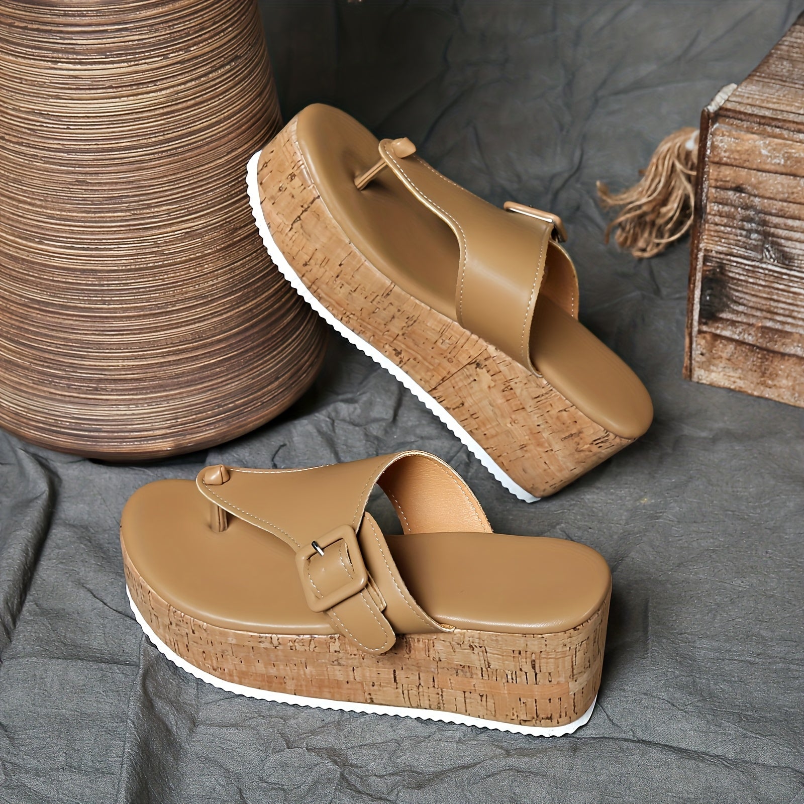 Ayollar uchun vintage uslubidagi platforma sandallar, barcha mavsumlar uchun o'rta balandlikdagi flip-floplar, klipli barmoq, kiyish oson dizayn, qulay sun'iy materiallar va PU taglik.