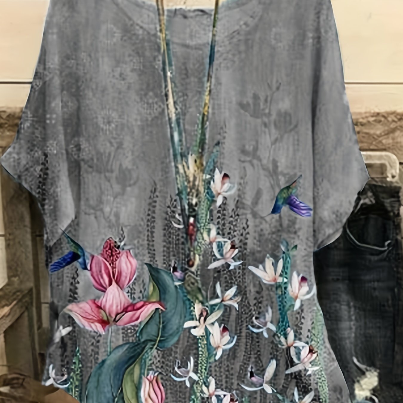 Ayollar uchun kattaroq o'lchamdagi gullar bilan bosilgan qisqa ko'ylakli, dumaloq bo'yinli, qisqa qo'lqopli T-shirt