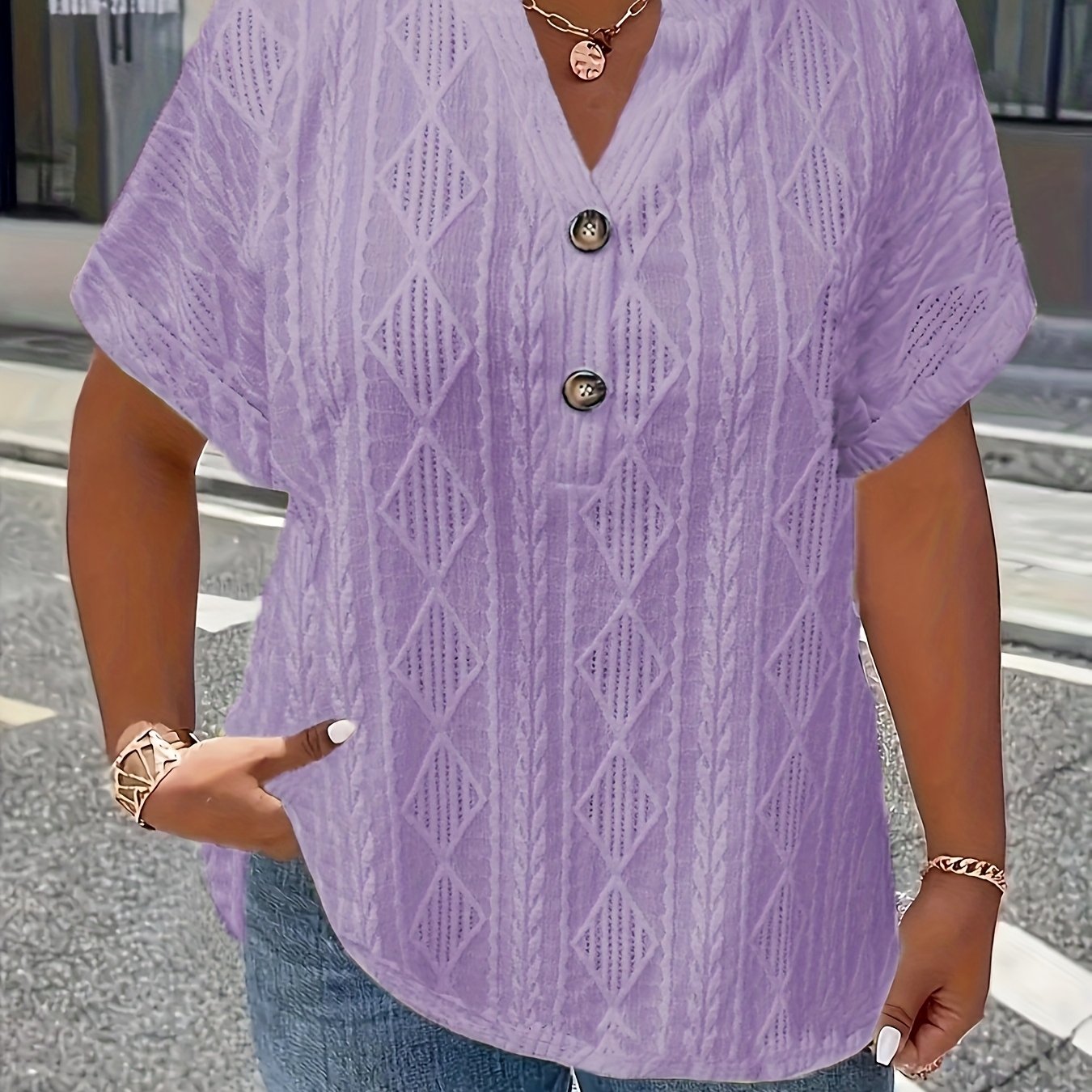 Plus o'lcham ayollar uchun yengil yashil jacquard V-shakli bo'yinli qisqa yengli bluz