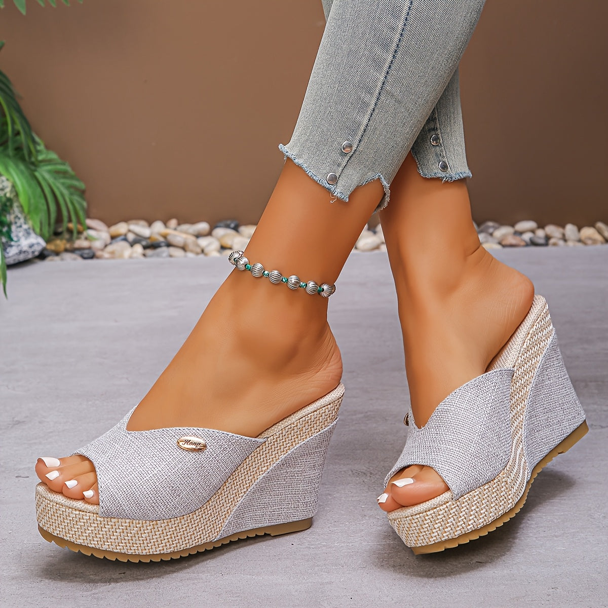 Ayollar uchun kengaytirilgan slip-on sandallar ochiq barmoqli, qalin poyali, baland bo'yli, qora, bej va jigarrang