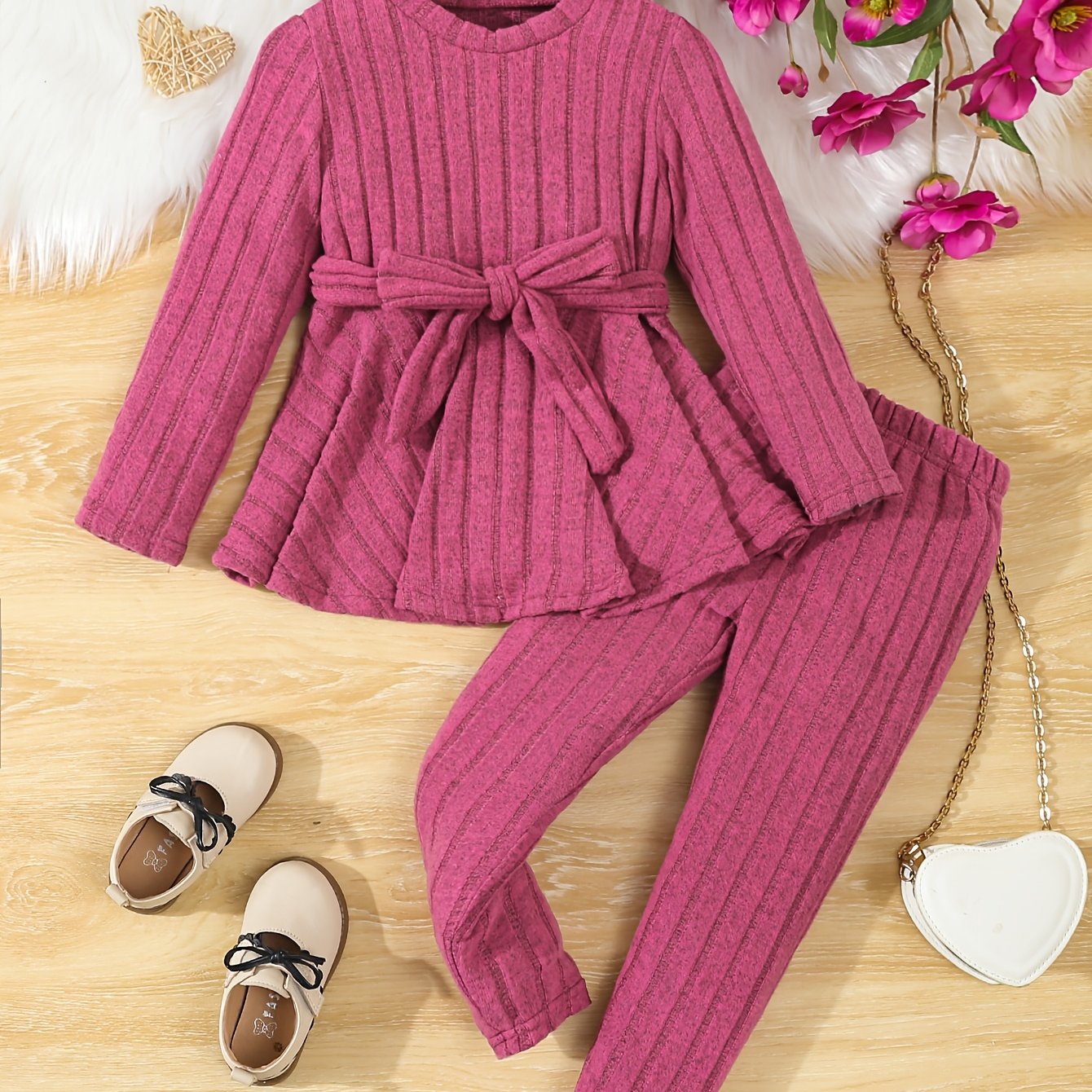 Qizlar uchun tashqi kiyim uchun to'qilgan kamonli bluzka va shimlardan iborat zamonaviy kiyim to'plami