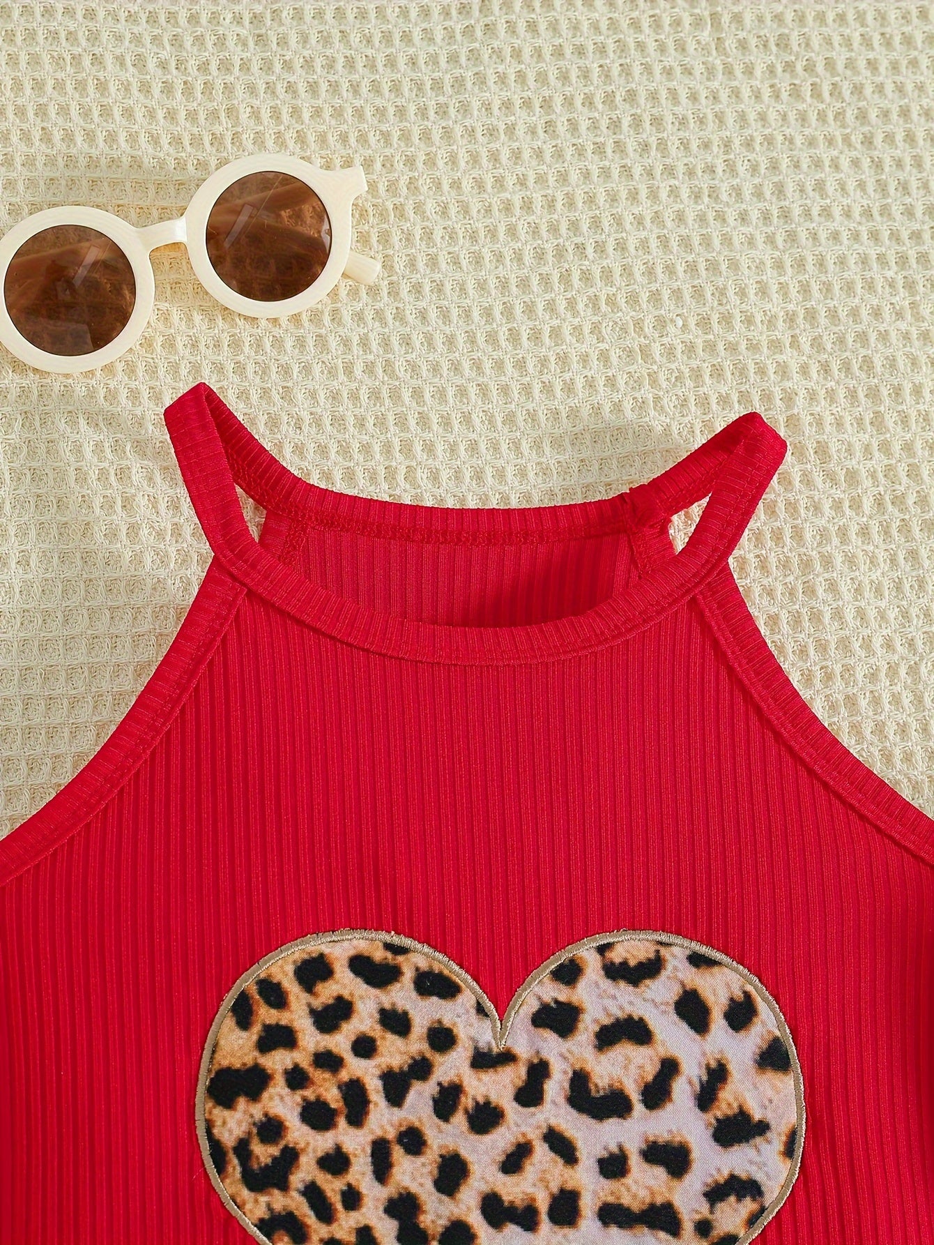 Летний комплект для детей: майка из трикотажа с сердечным принтом, шорты с леопардовым принтом, бантовая шляпа для вечеринок и прогулок на свежем воздухе