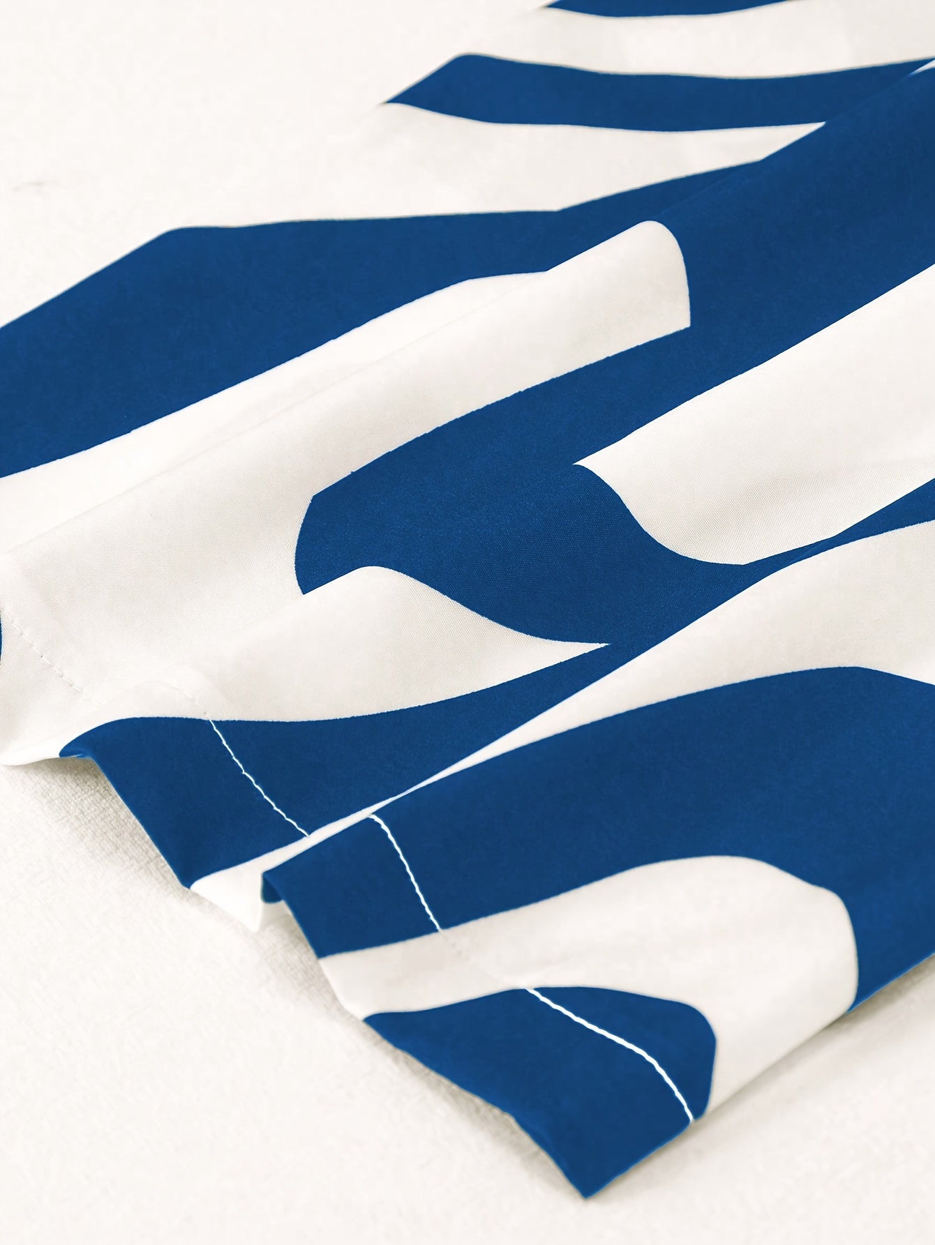 Katta o'lchamdagi ayollar uchun bahor kiyimlari: tugmachali old qismli ko'ylak bilan zamonaviy rangli blokli shimlar to'plami.