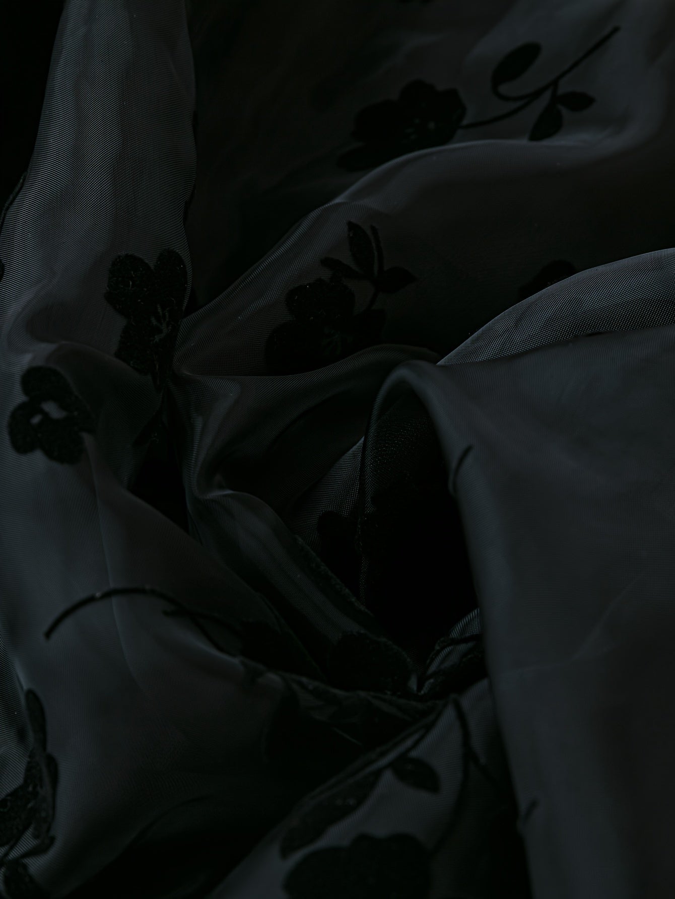 Vestido de talla grande con patrón floral, cinturón, mangas largas y escote en forma de surplice