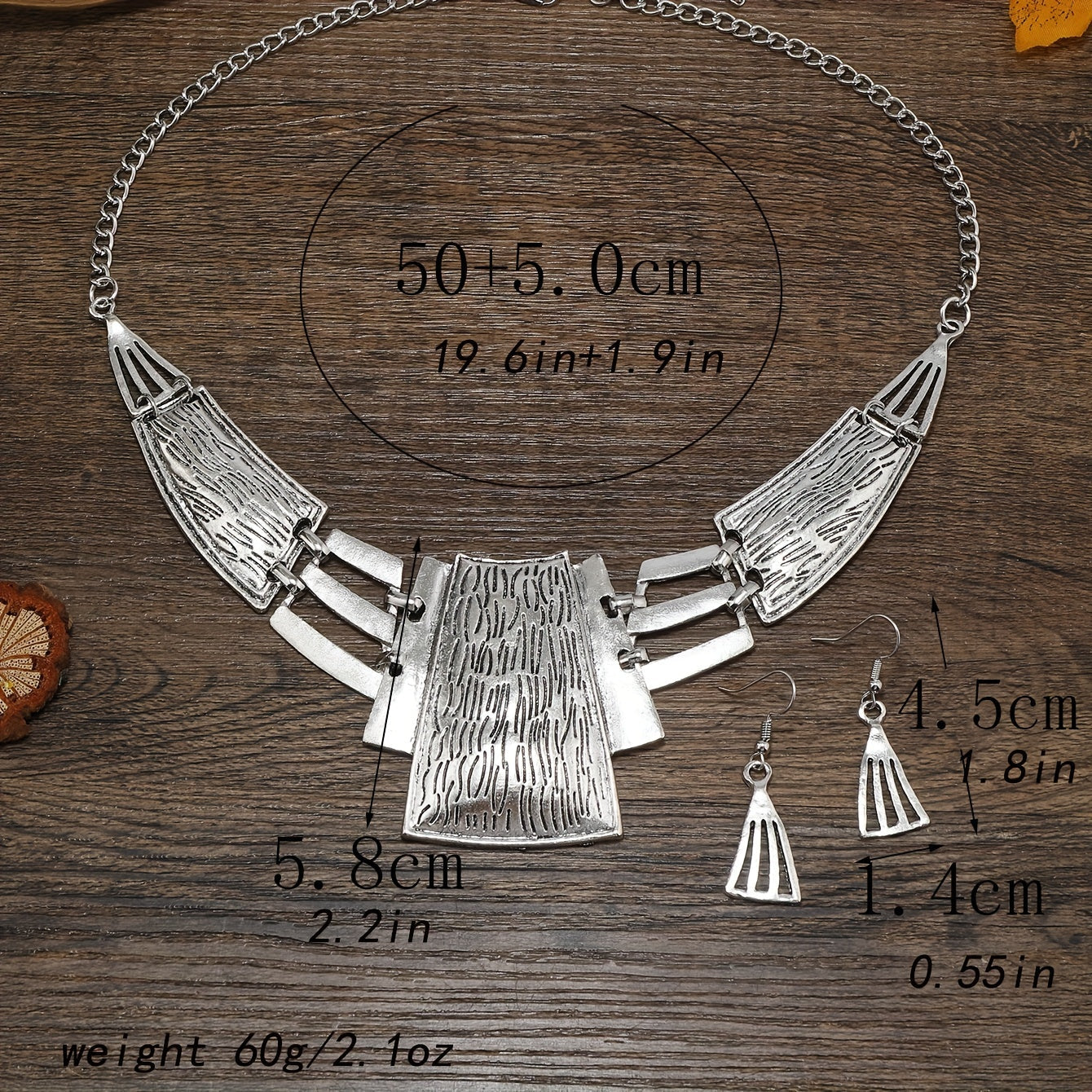 Vintage zargarlik to'plami 3 juft sirg'a va bir marjonni o'z ichiga oladi, geometrik dizayn bilan, kumush yoki oltin ranglarida. O'zingizga mos keladiganini tanlang va ushbu partiya aksessuarlar bilan ajoyib bayonot qiling.