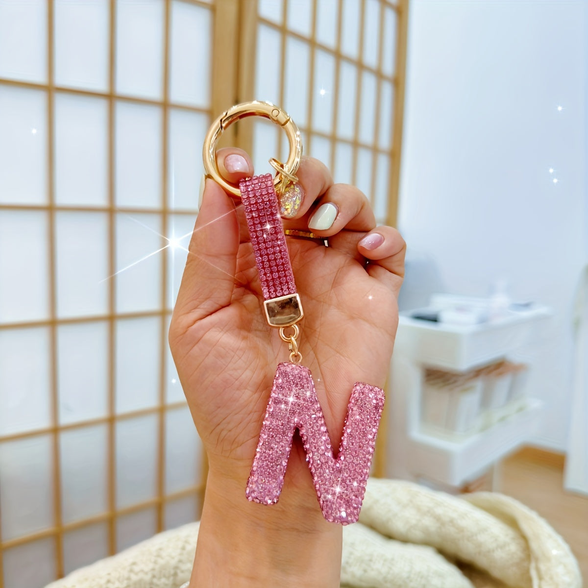 Llavero personalizado con inicial rosa, colgante de aleación con rhinestones para mujeres