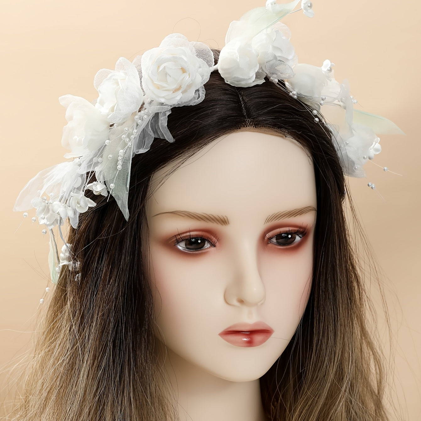 Gulchambar bilan bezatilgan to'y soch aksessuari, marosimlar uchun marjonlar bilan to'y soch taqilishi