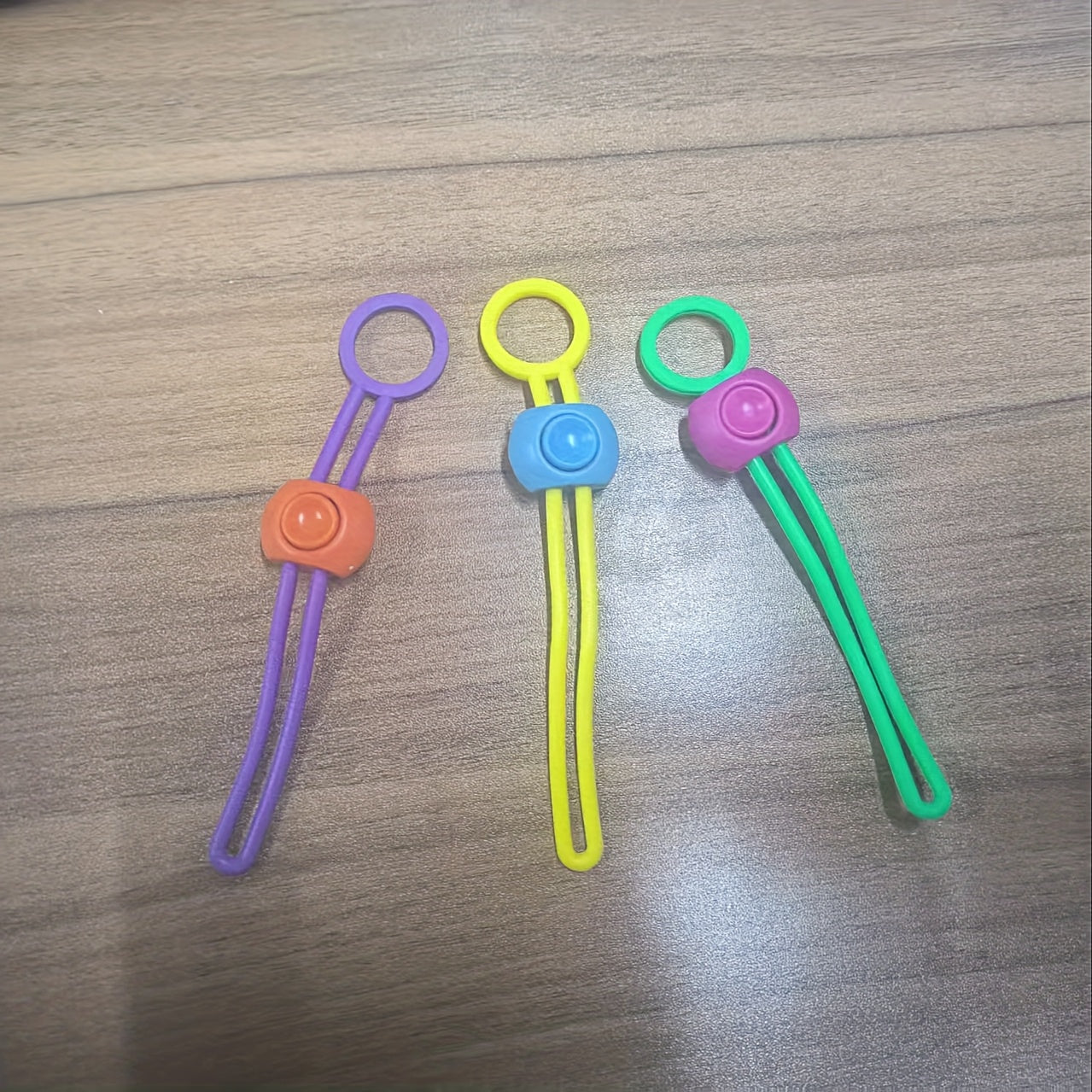 Rang-barang plastik oziq-ovqat yopish kliplari, yopishqoq lenta bilan, non, atıştırmalıklar va pirojnoe uchun